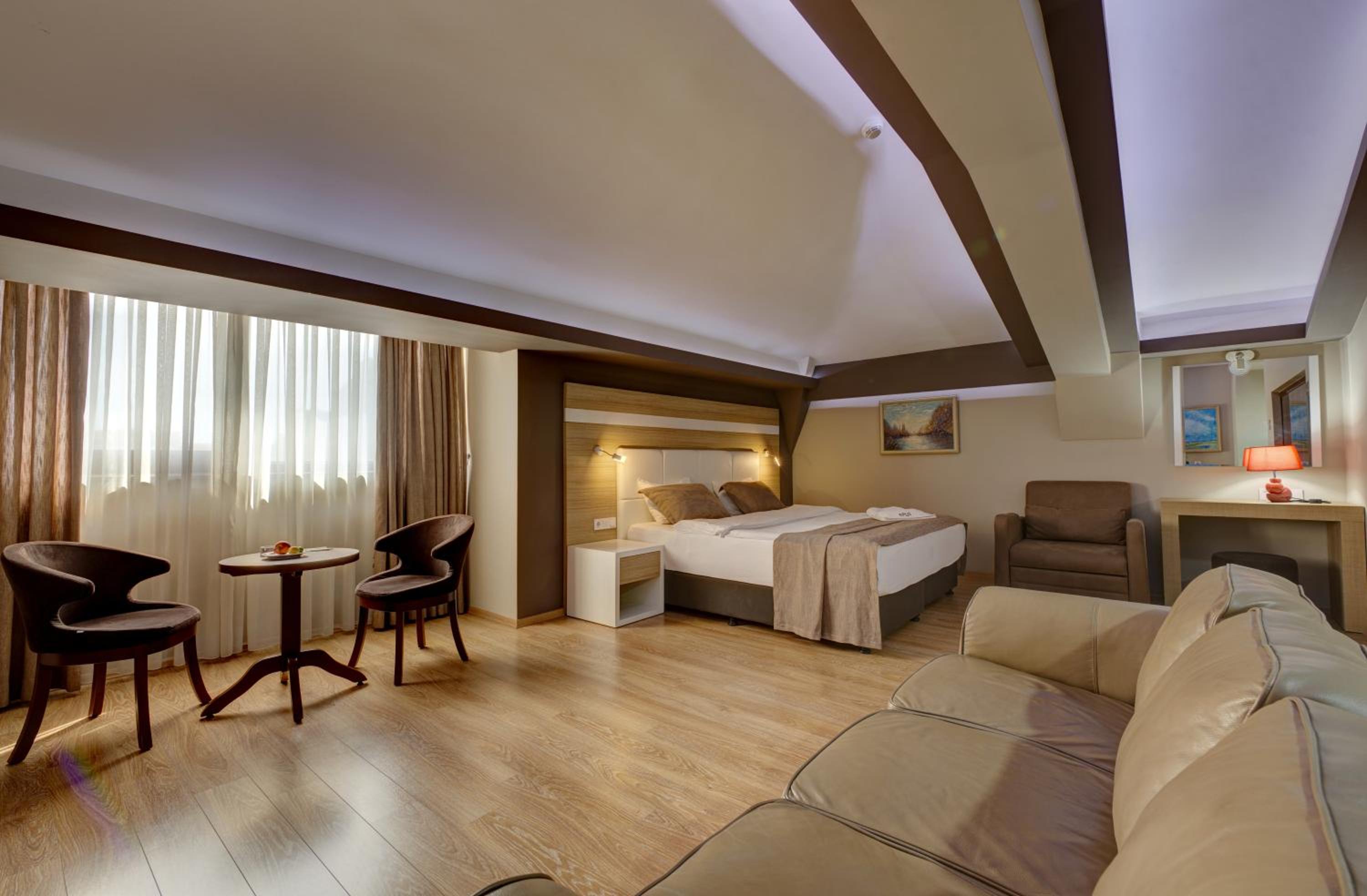 Deluxe King Room photo 1