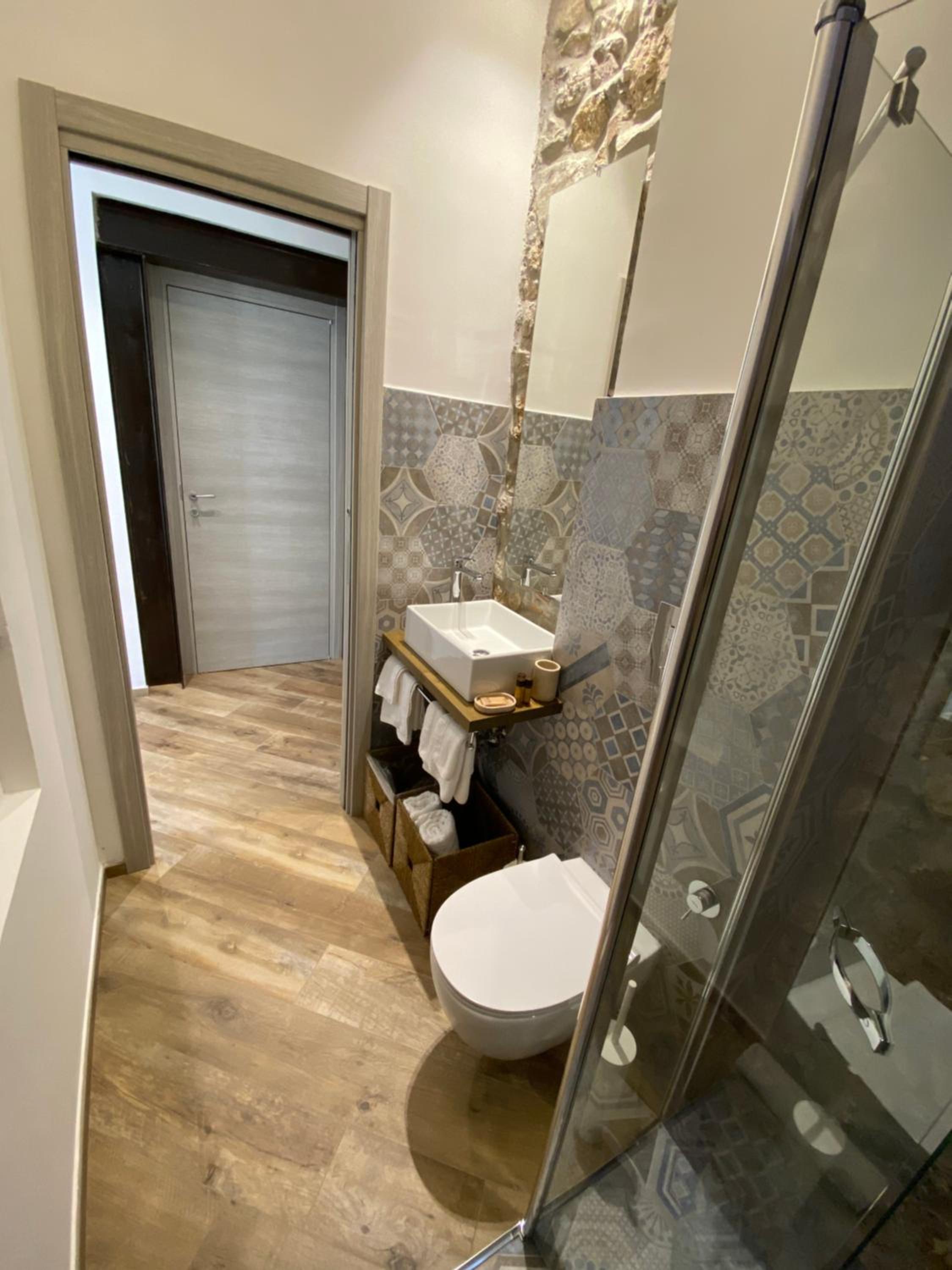 Double Room with Balcony - Photo 9