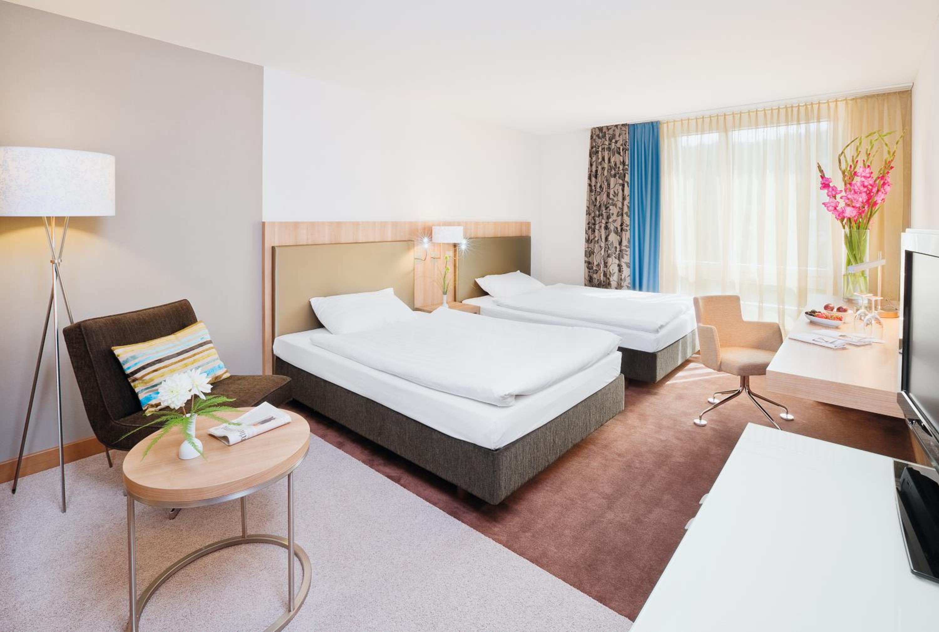 Premium Queen Room with Two Queen Beds - Photo 4