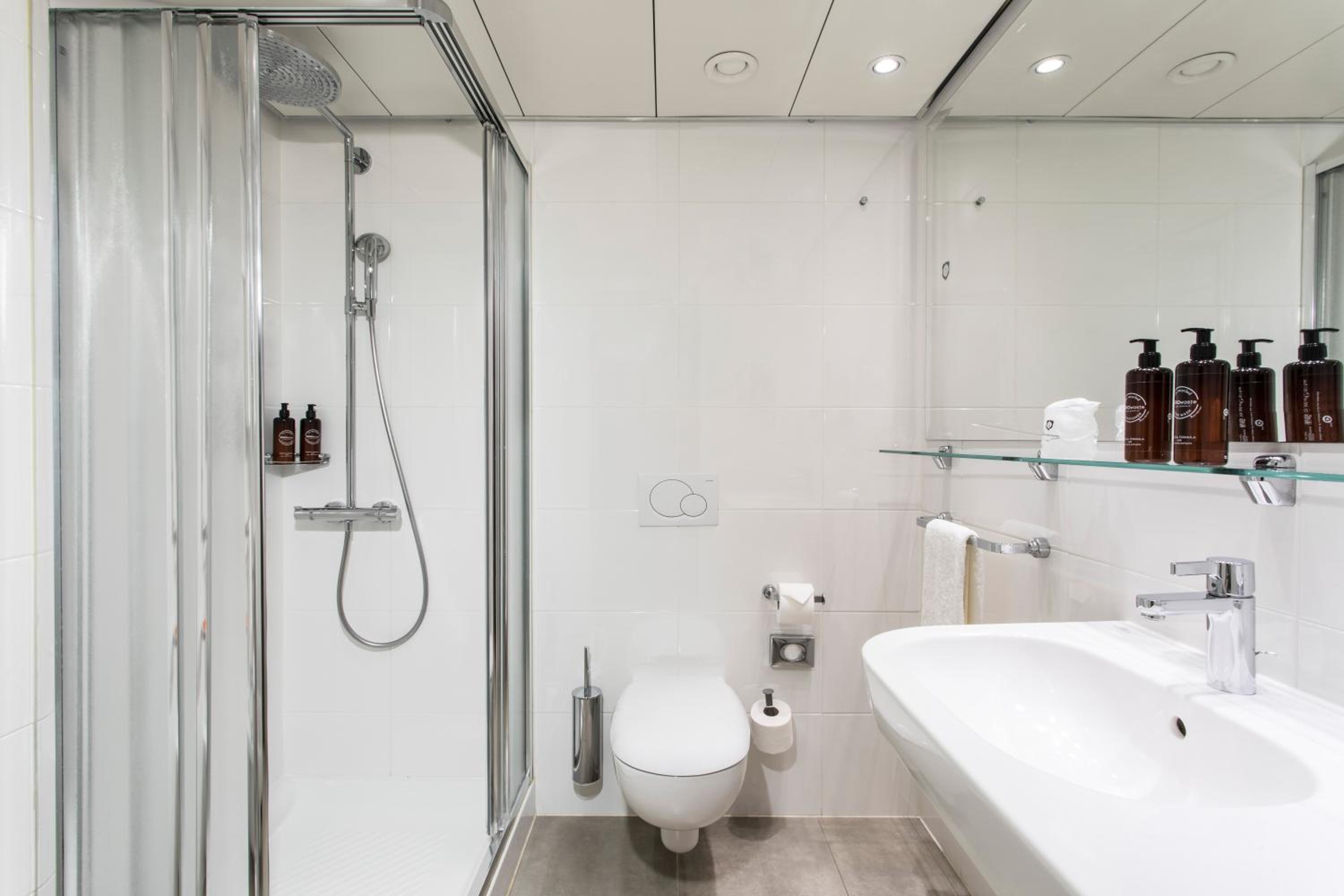 Double or Twin Room with Air Conditioning - Photo 7