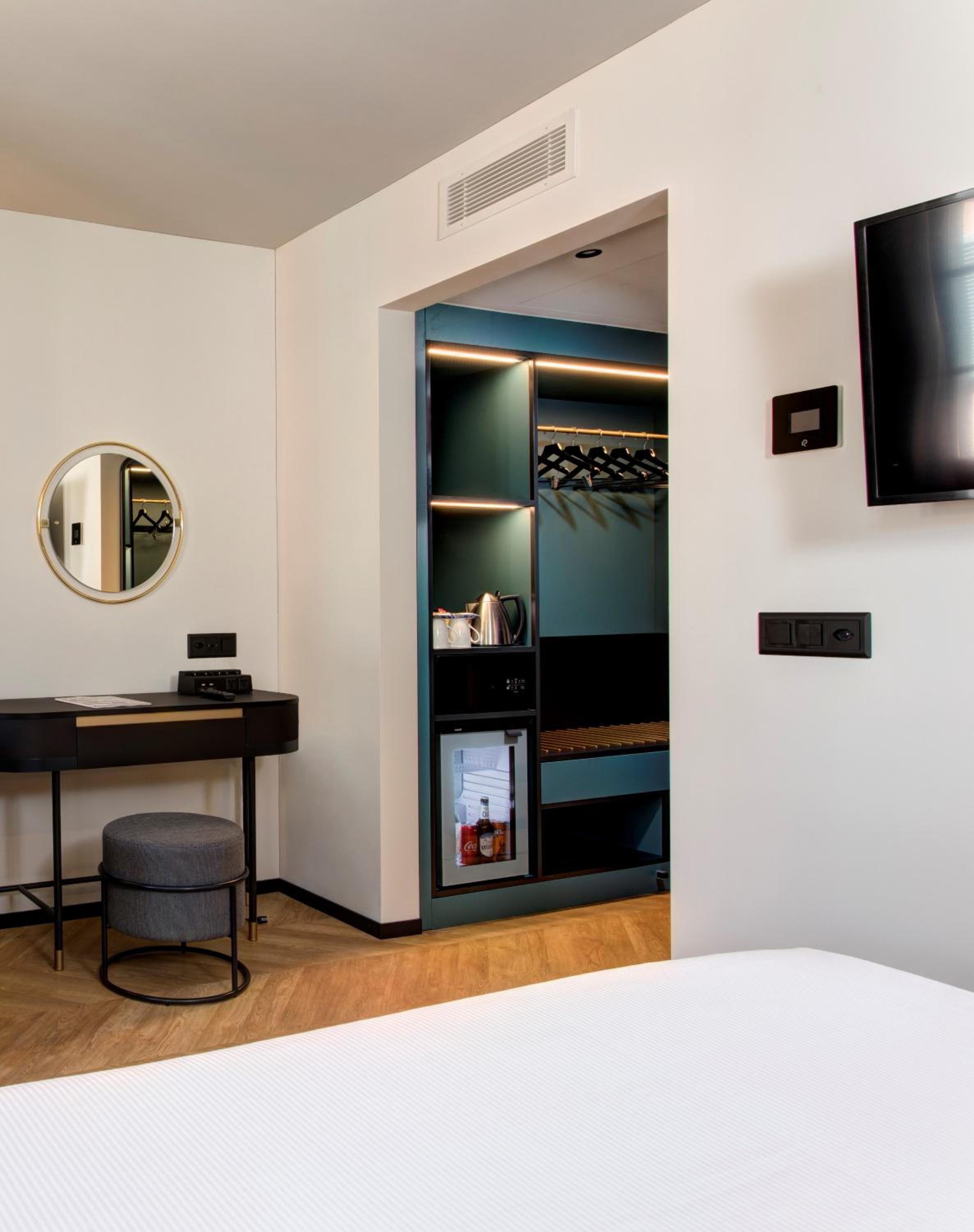 Double or Twin Room Plus with Air Conditioning - Photo 16