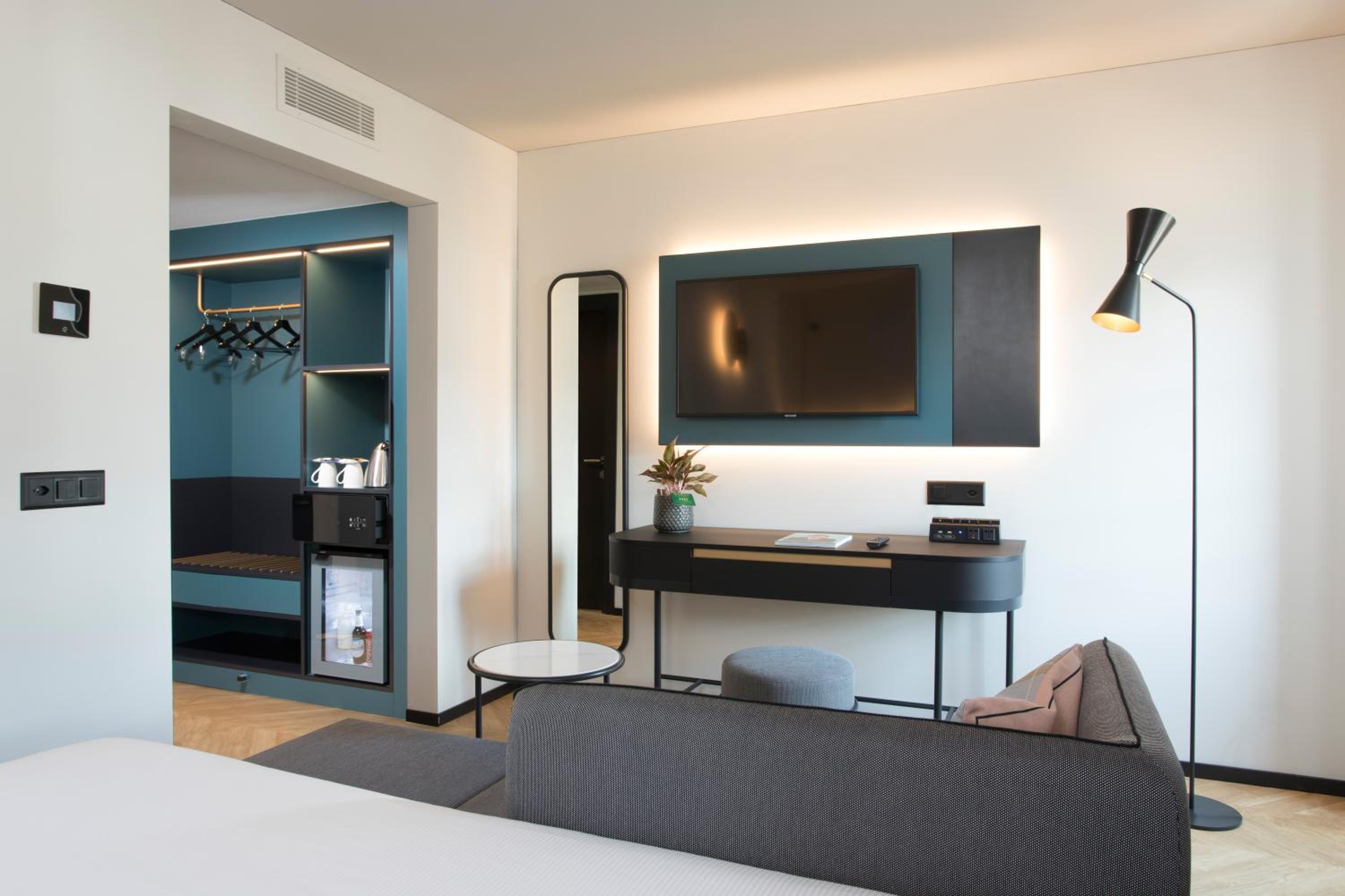 Double or Twin Room Plus with Air Conditioning - Photo 9