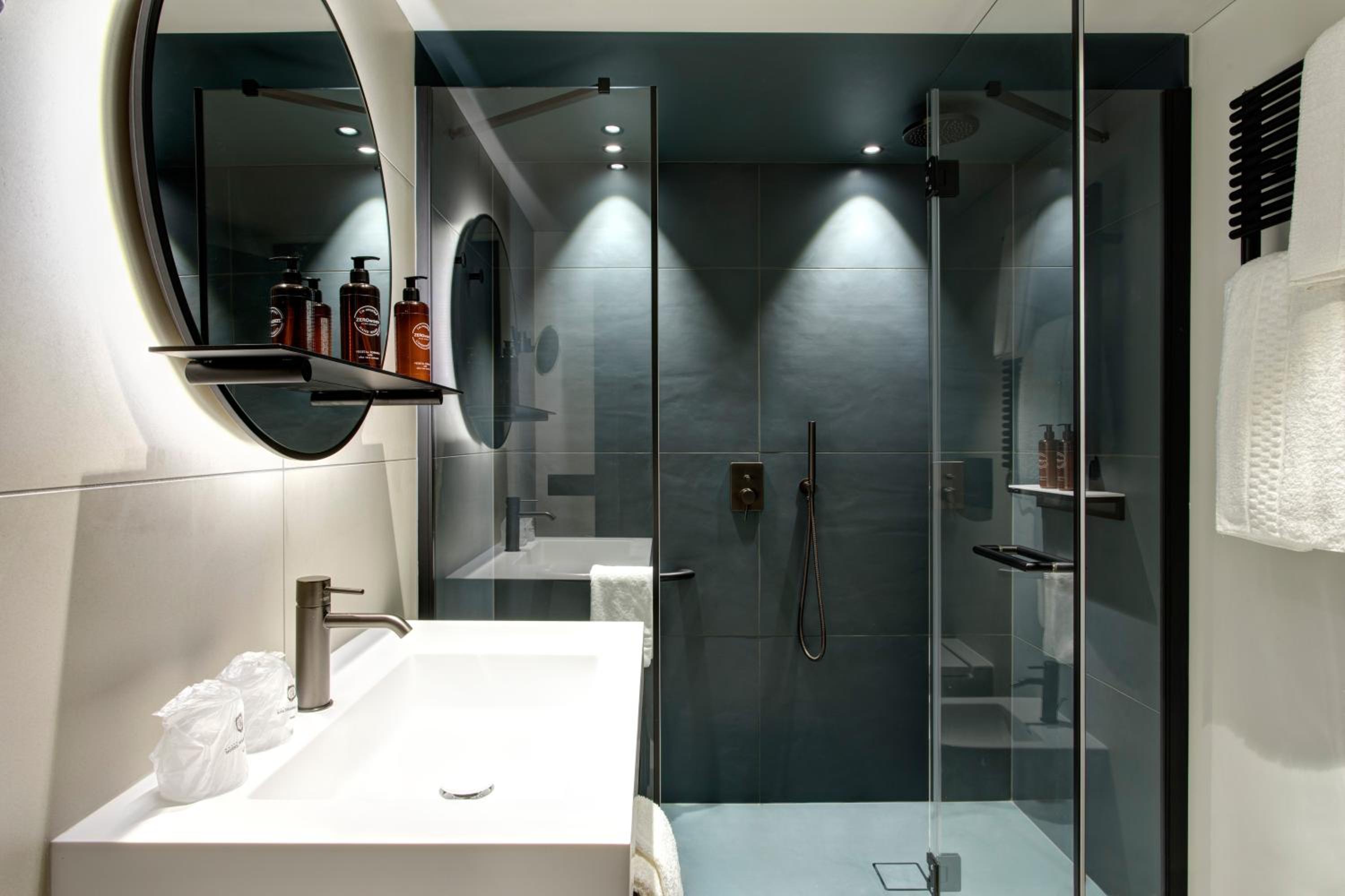 Double or Twin Room Plus with Air Conditioning - Photo 7