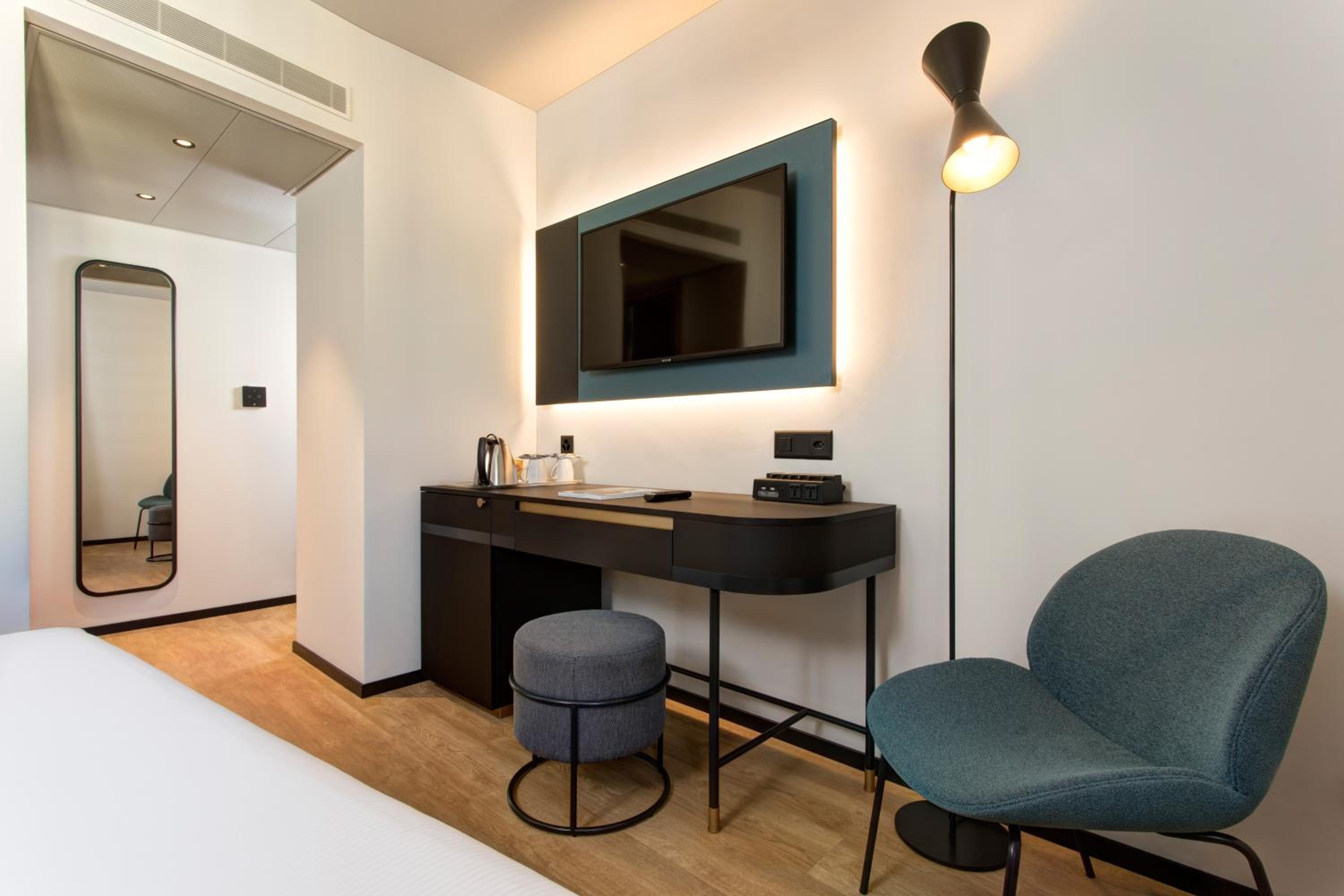 Double or Twin Room Plus with Air Conditioning - Photo 4