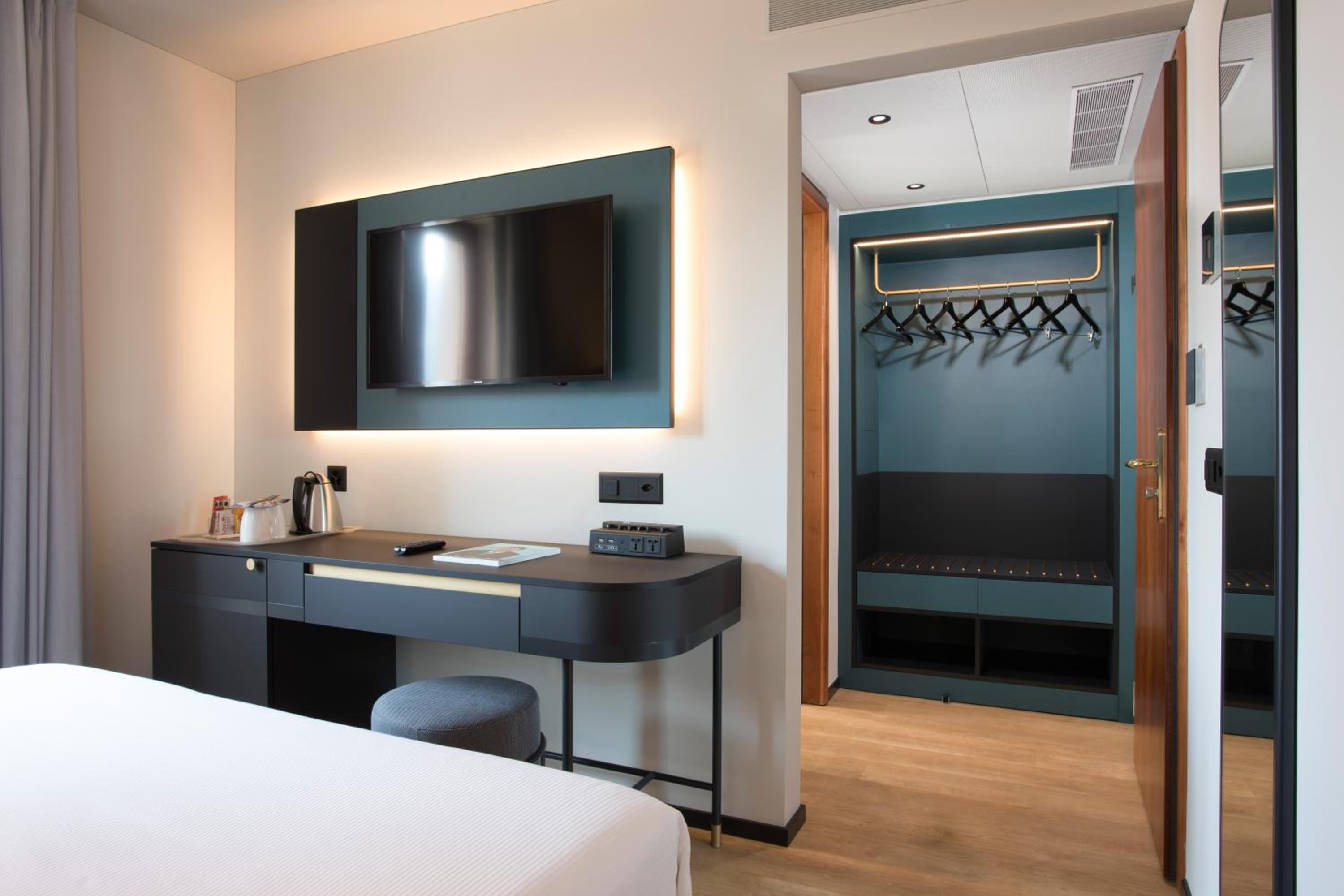 Double or Twin Room with Air Conditioning - Photo 3