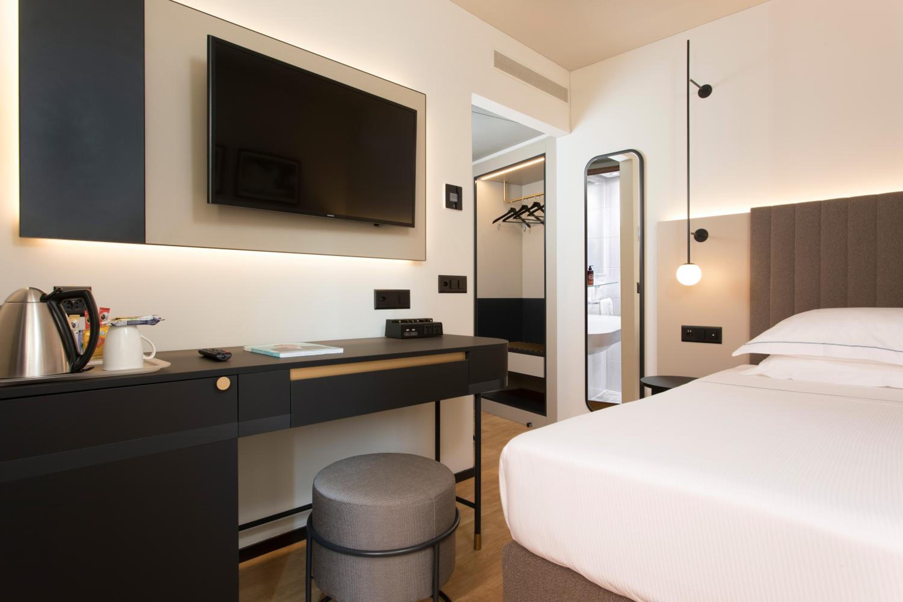 Double or Twin Room with Air Conditioning - Photo 5