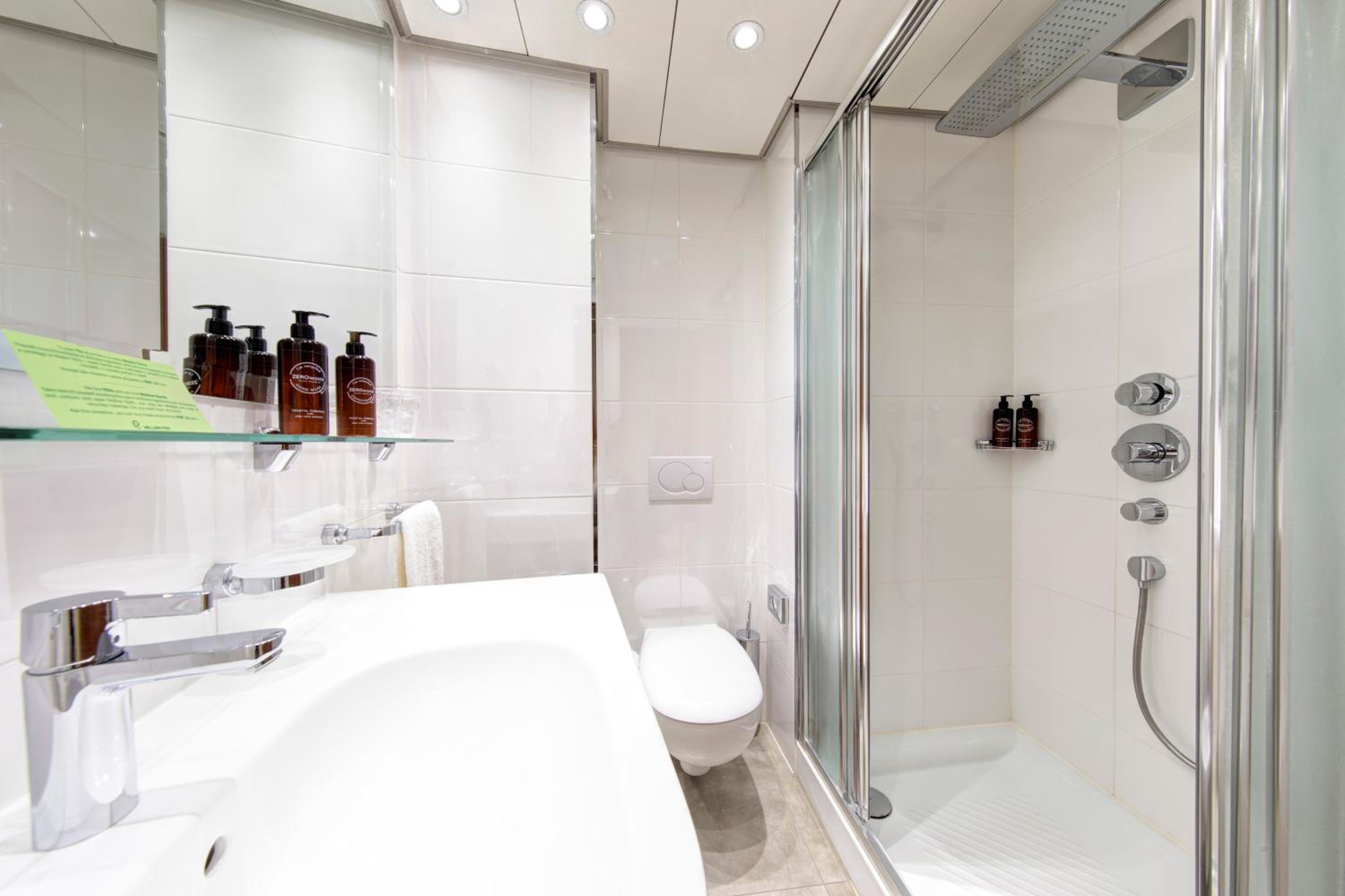 Double or Twin Room Plus with Air Conditioning - Photo 8