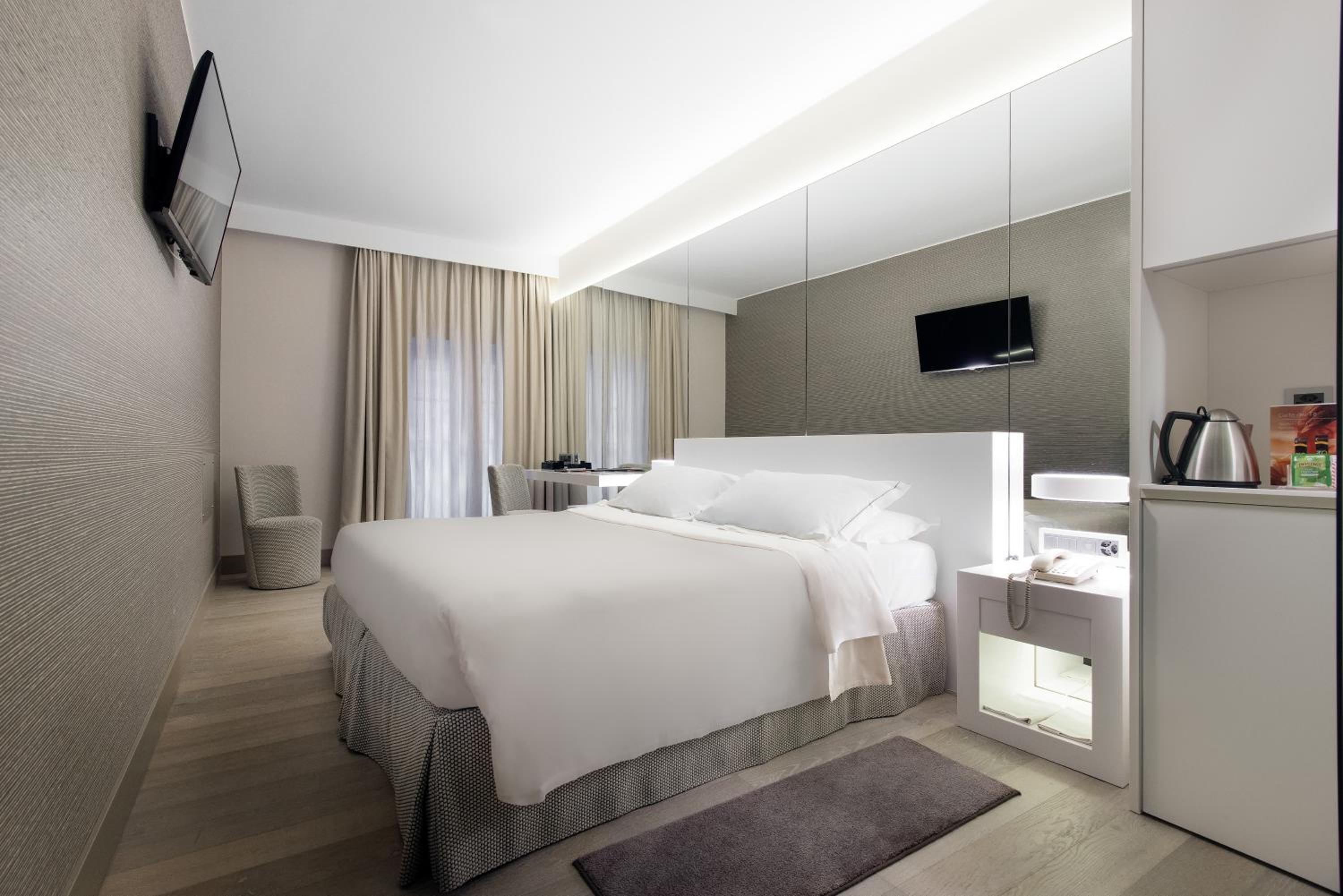 Double or Twin Room with Air Conditioning - Photo 4