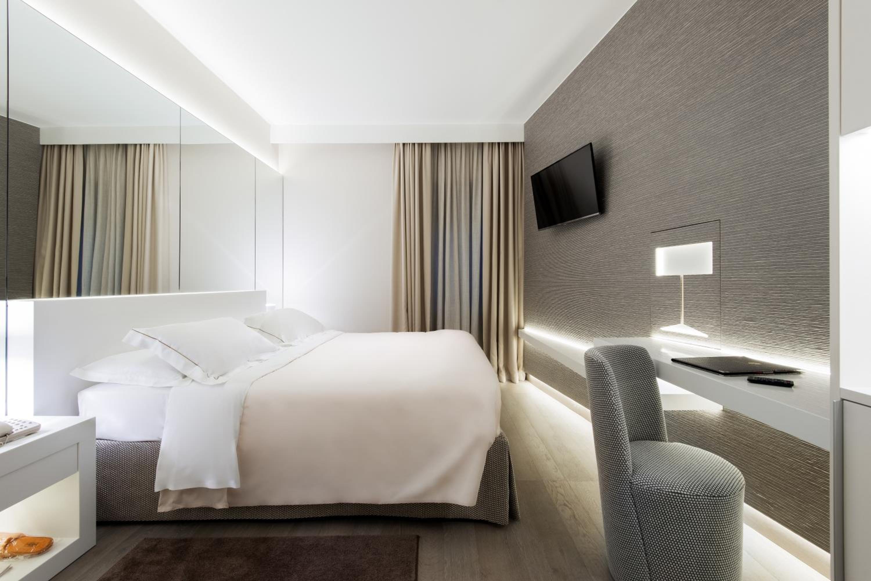 Double or Twin Room with Air Conditioning - Photo 1