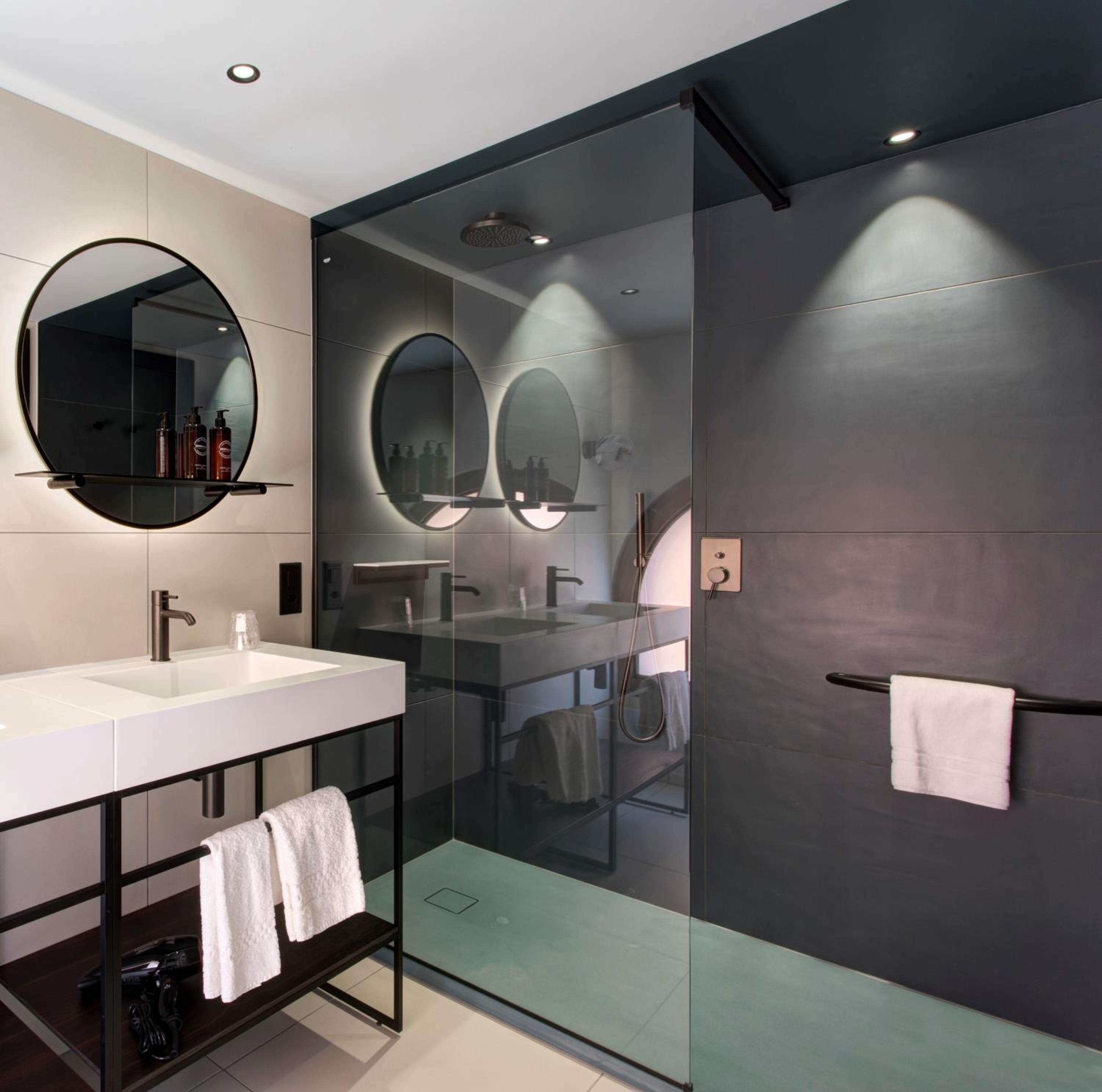 Premium Double or Twin Room with Air Conditioning - Photo 10