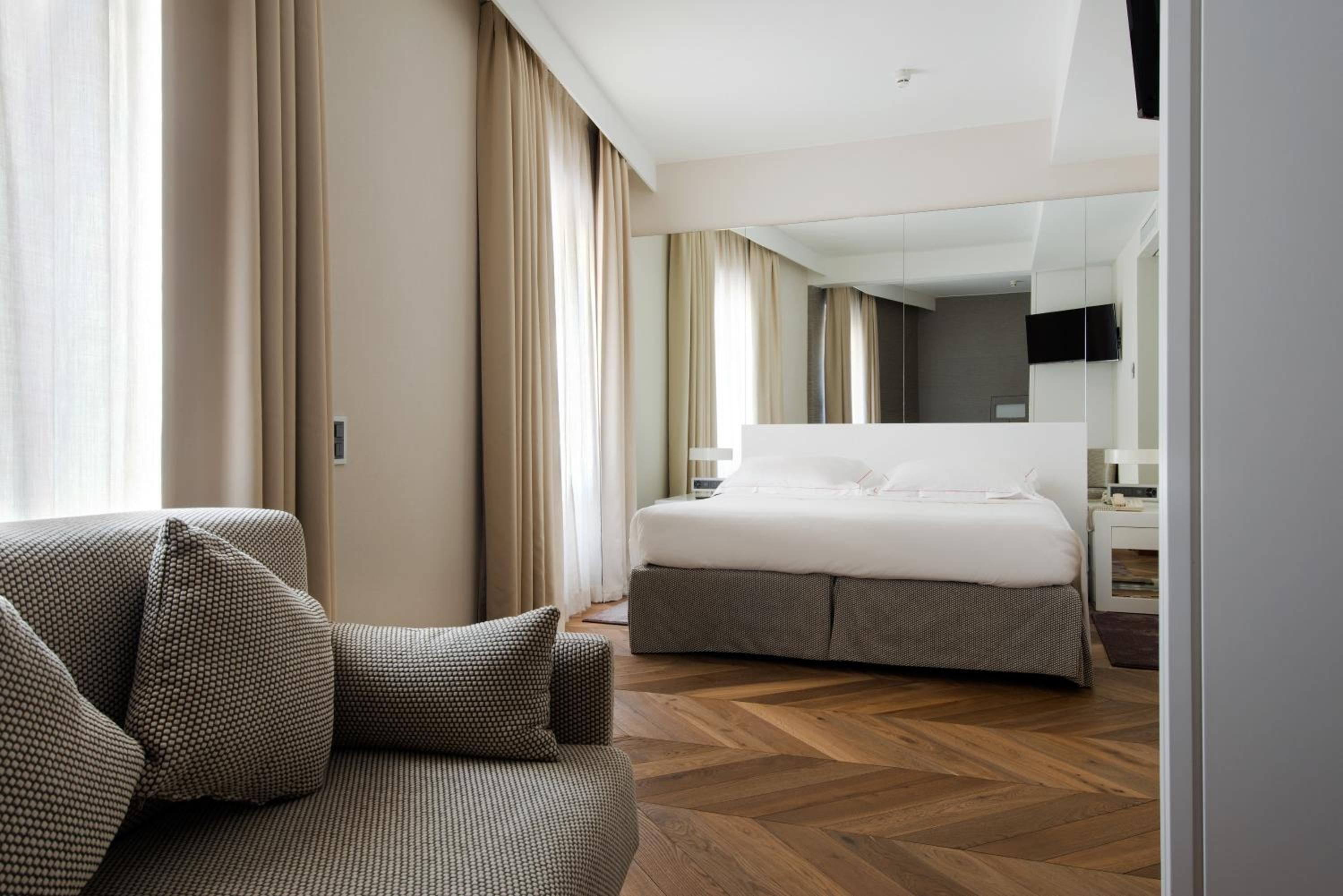 Suite with Air Conditioning - Photo 8