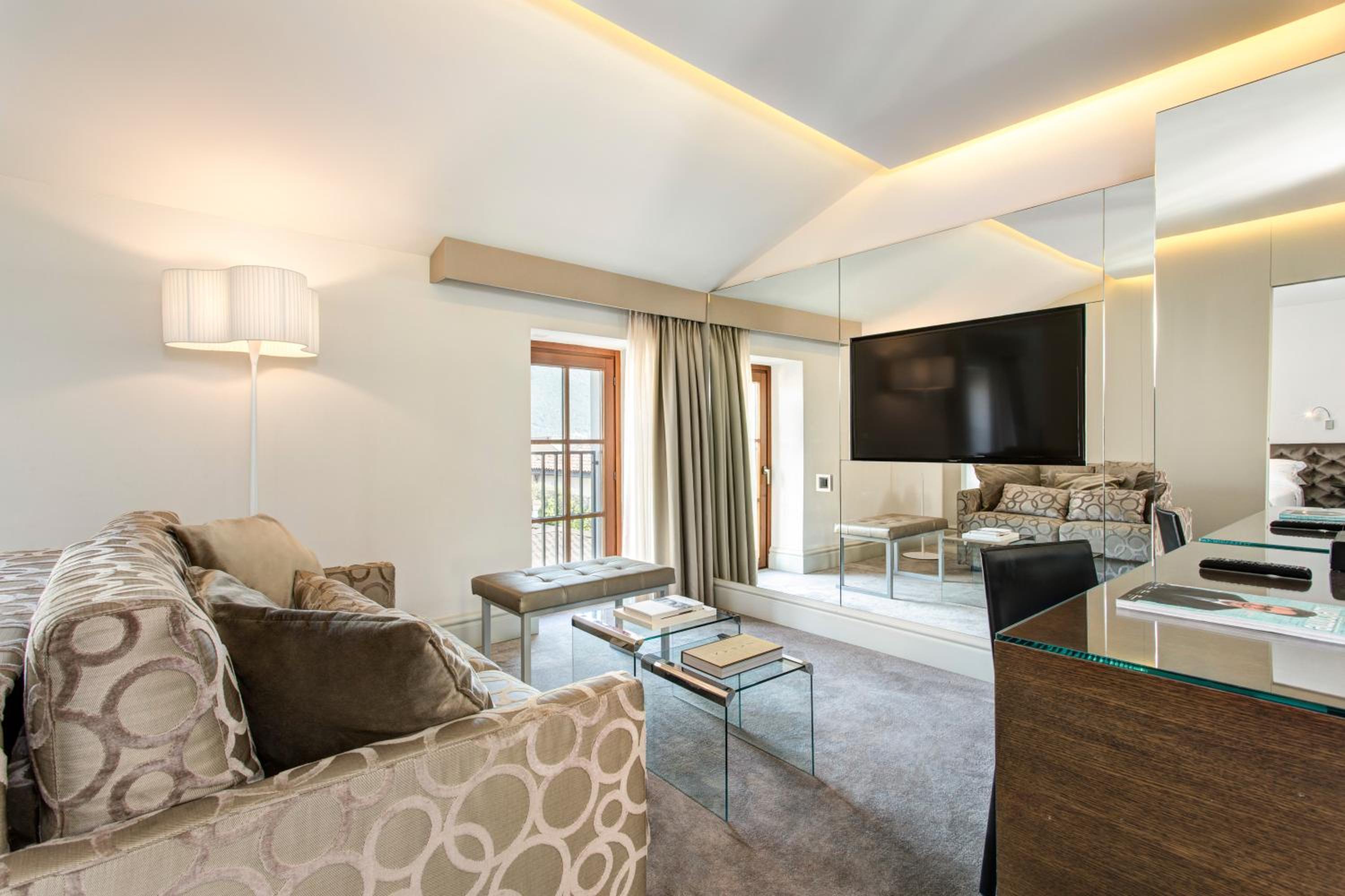 Suite with Air Conditioning - Photo 12