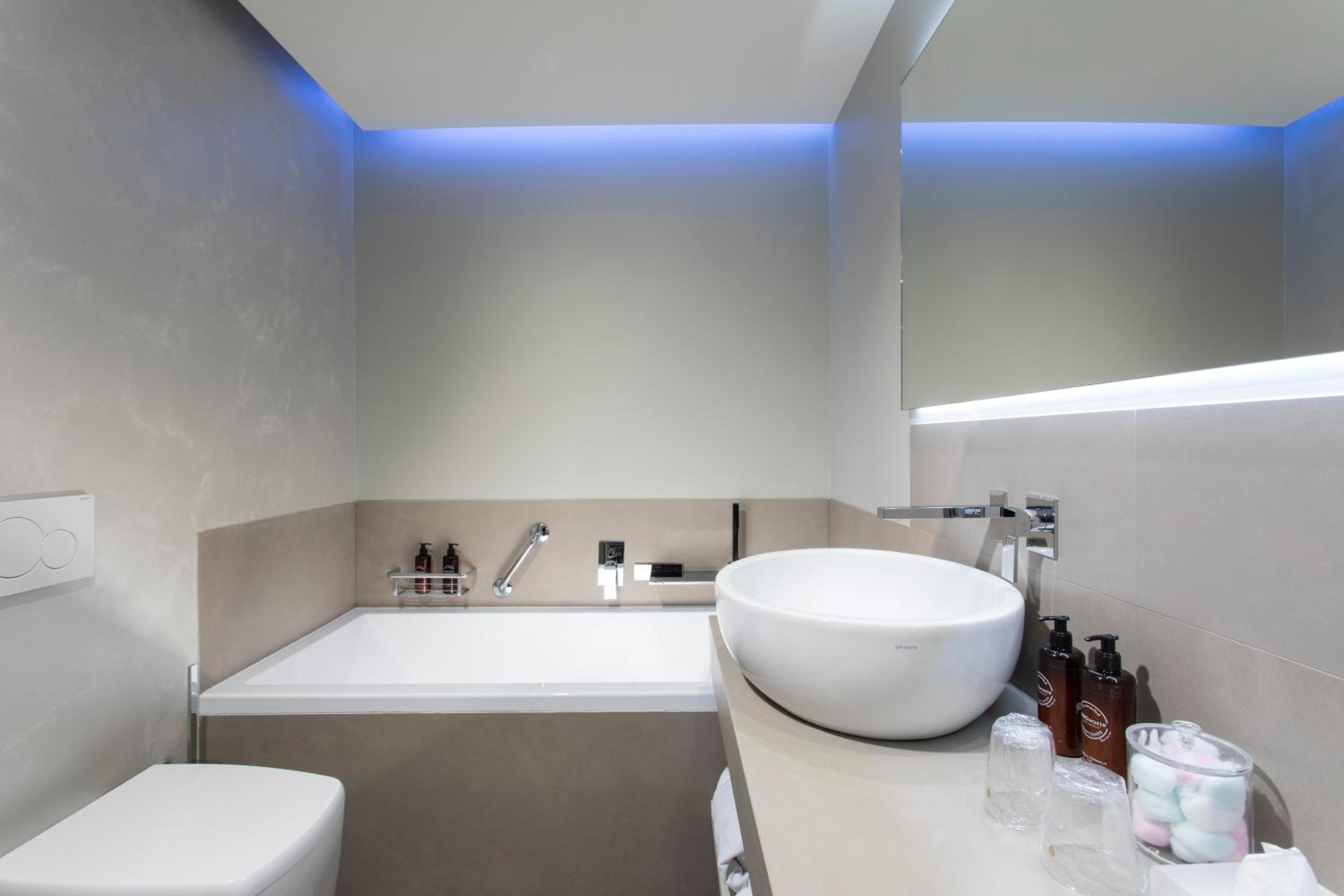 Suite with Air Conditioning - Photo 7