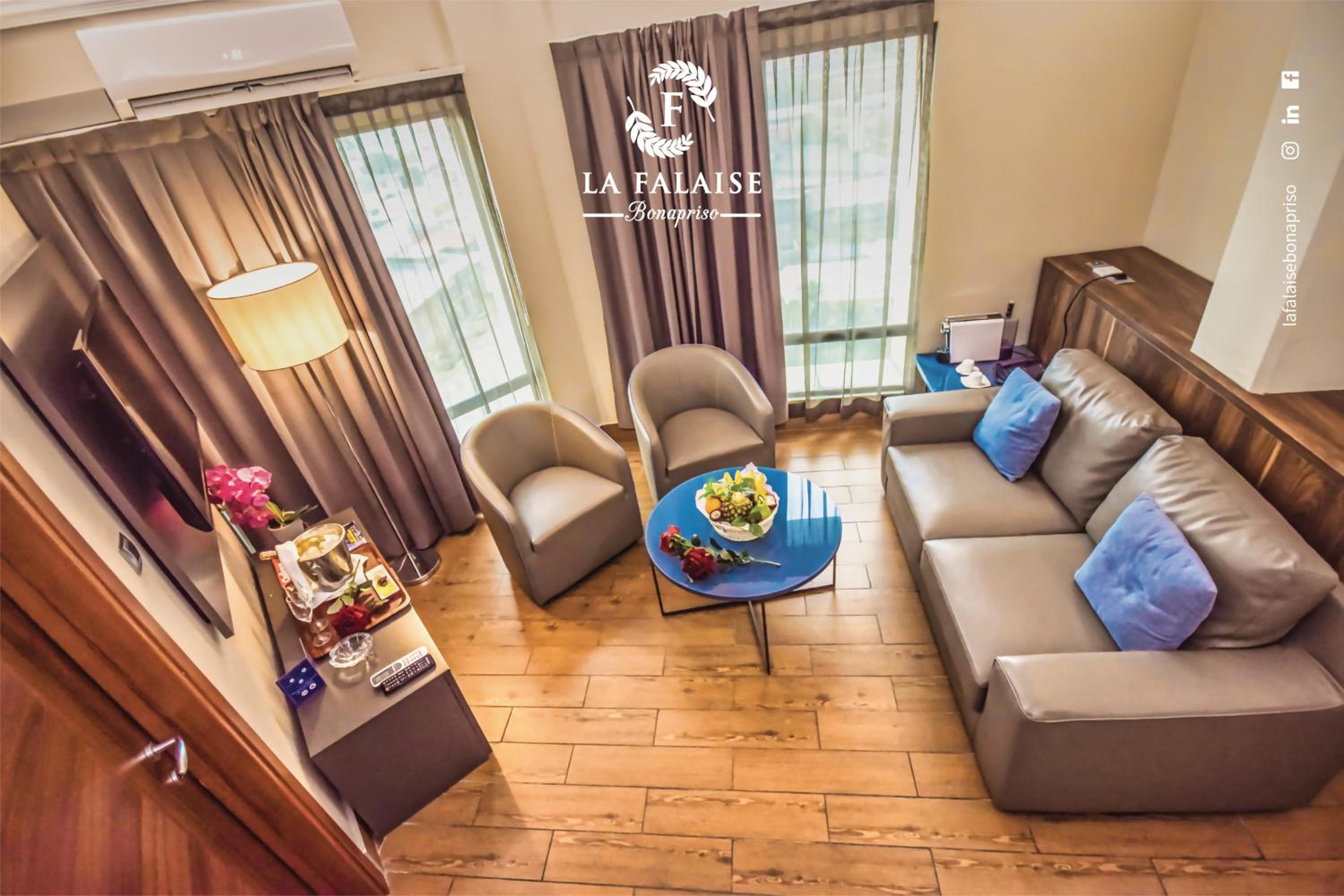 Deluxe Suite photo 2