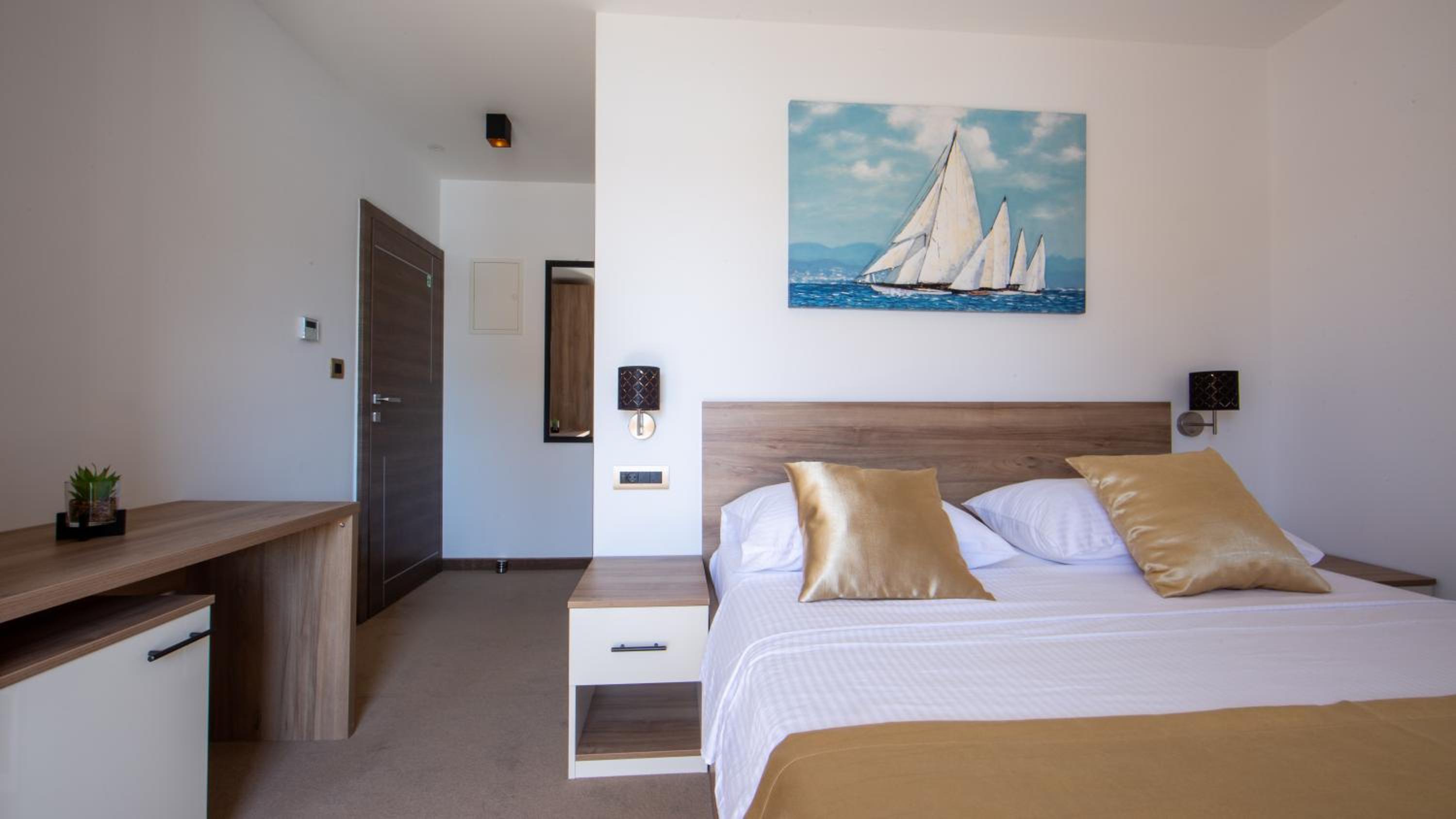 Deluxe Double Room with Balcony and Sea View - Photo 16