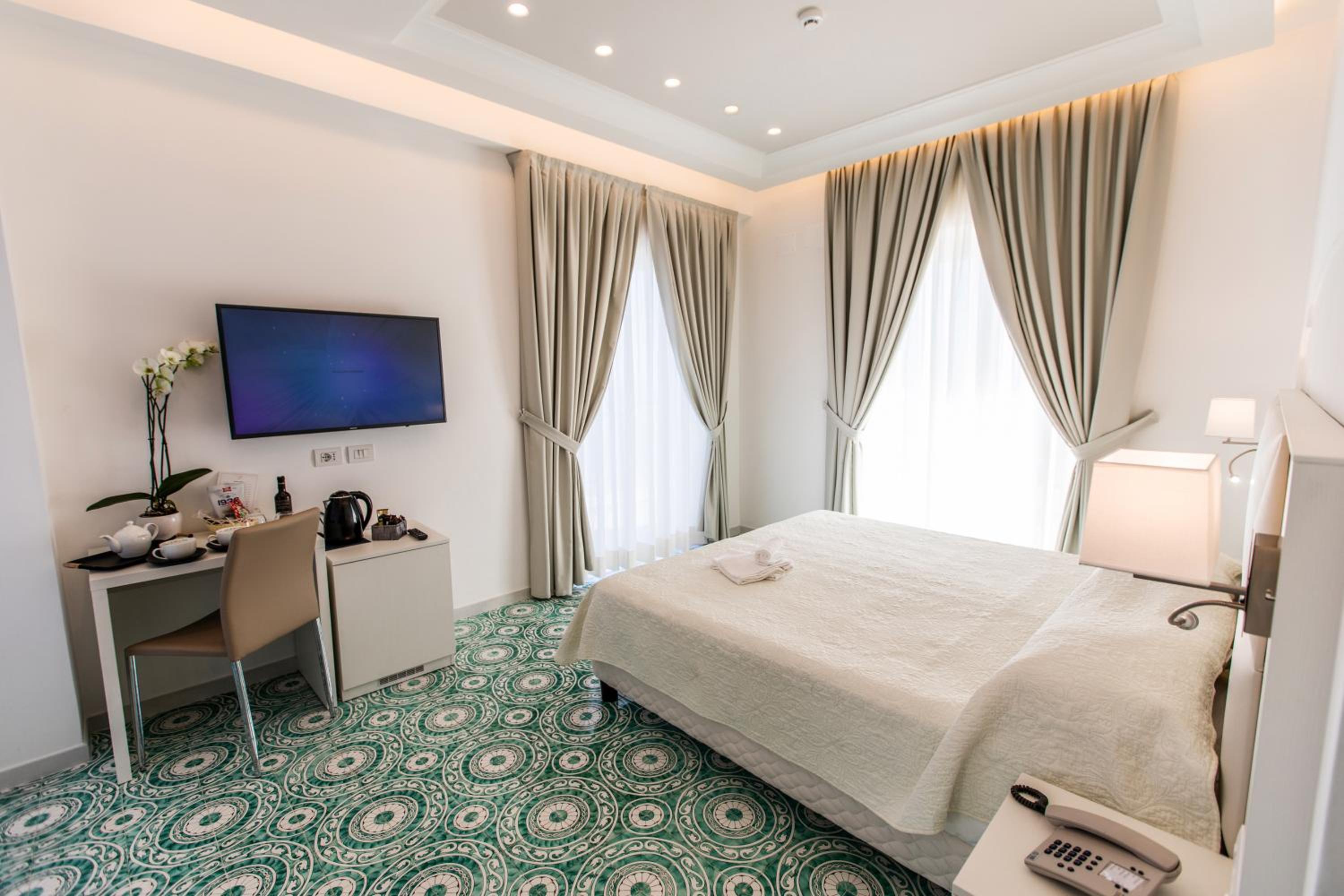 Superior King Room - Photo 4
