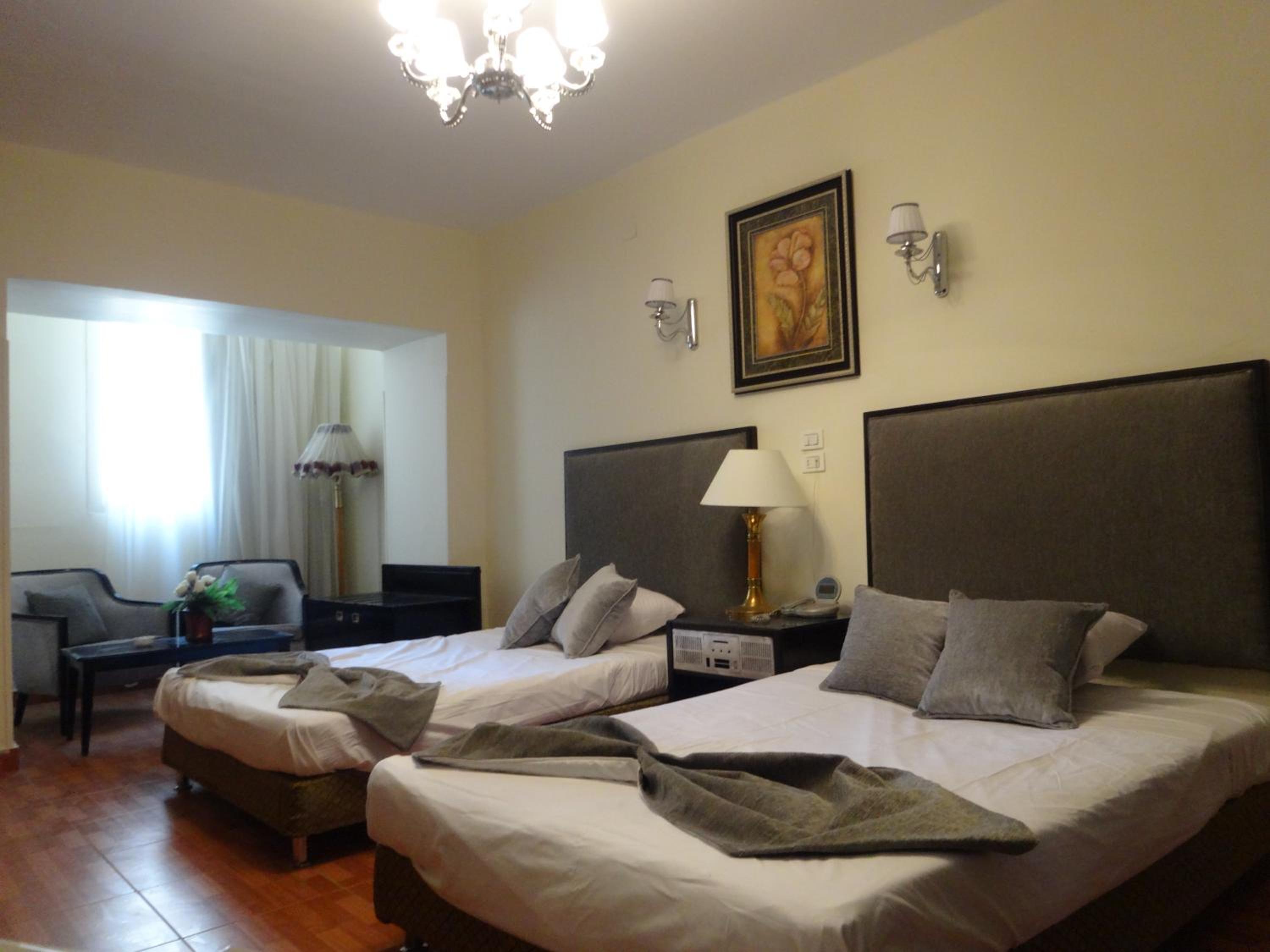 Standard Double or Twin Room - Photo 8