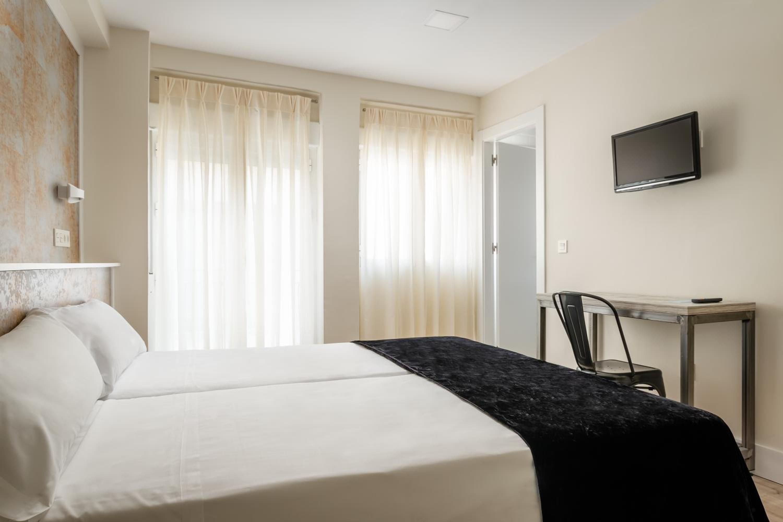 Double or Twin Room - Photo 14