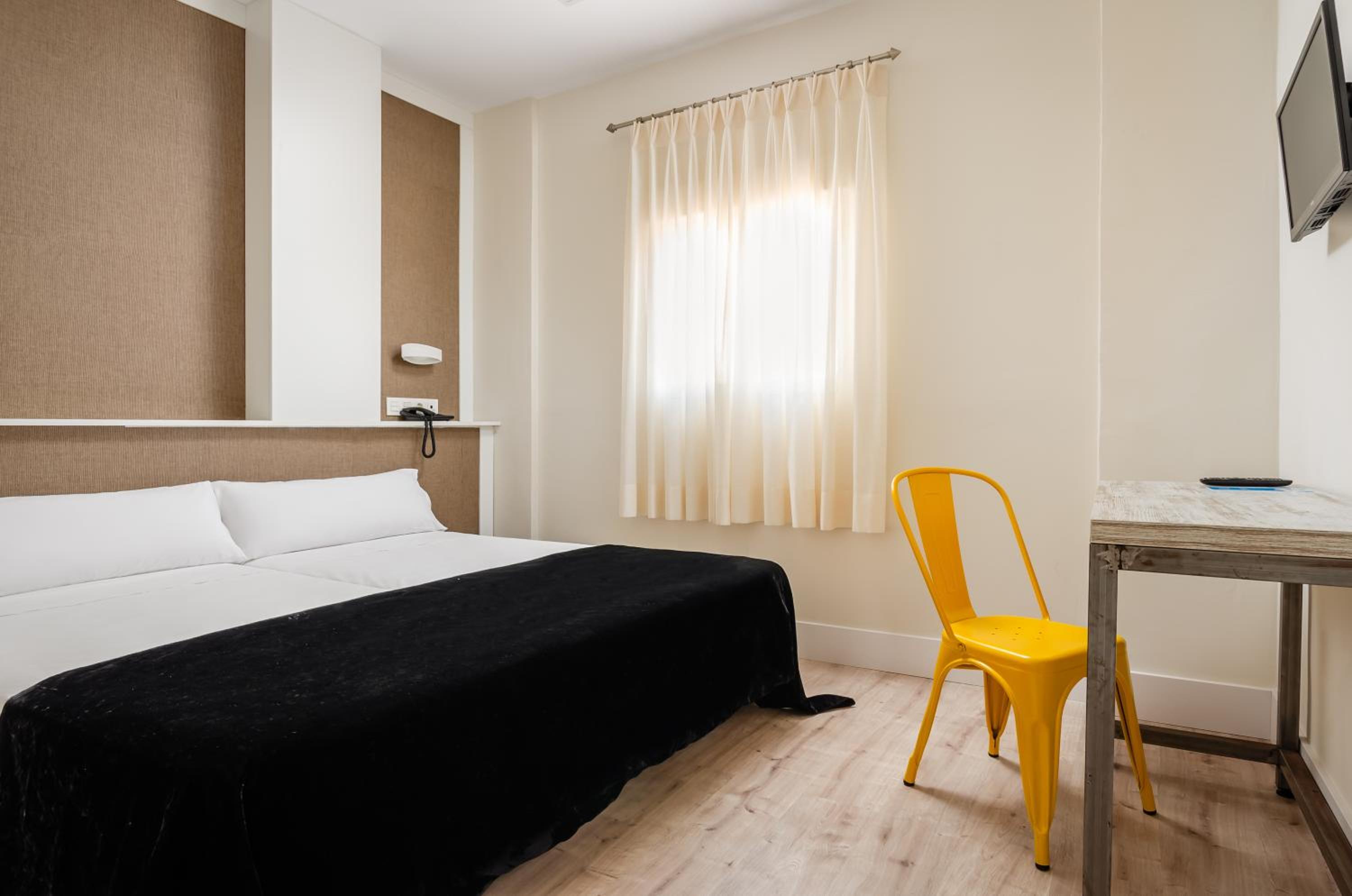 Double or Twin Room - Photo 7
