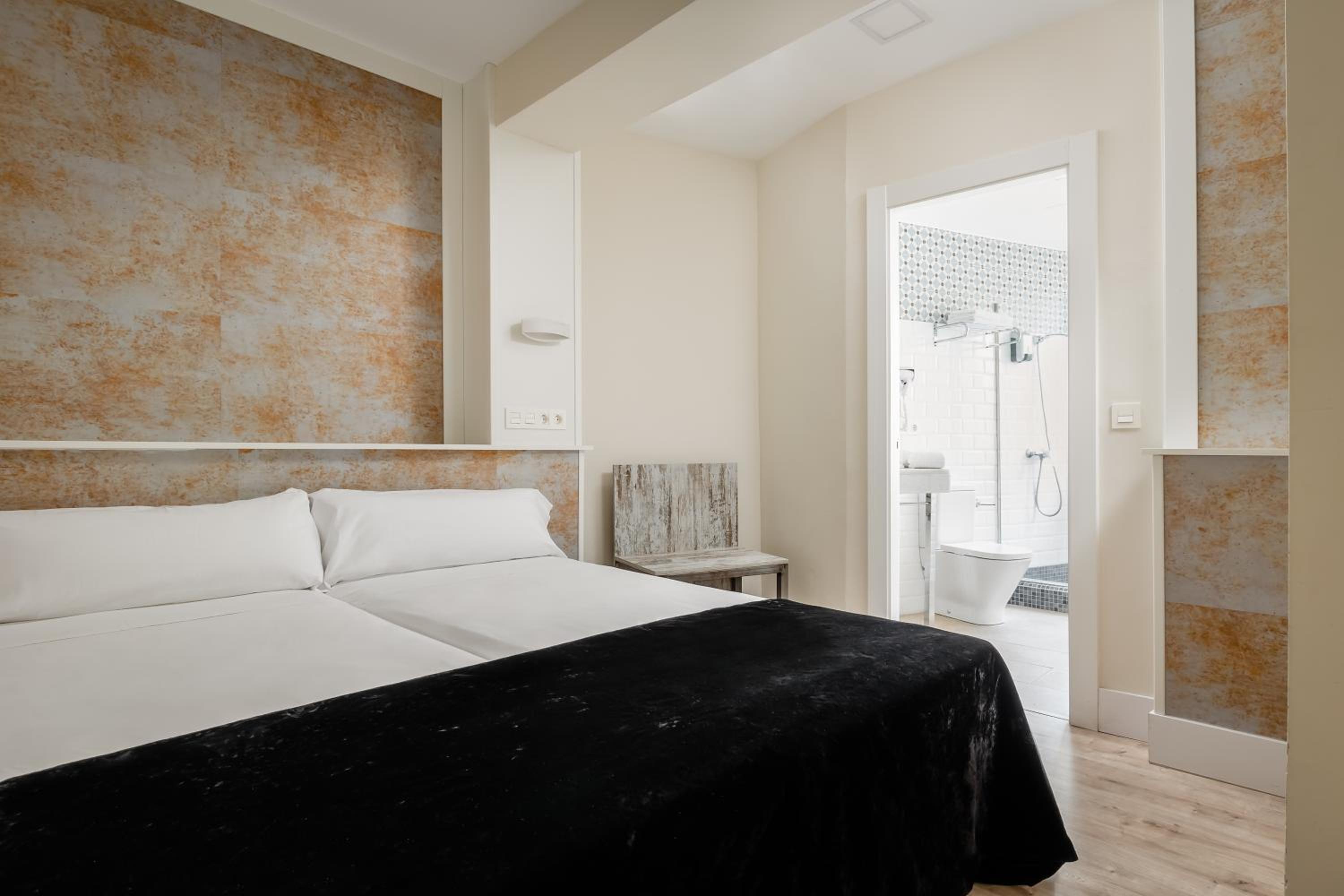 Double or Twin Room - Photo 8