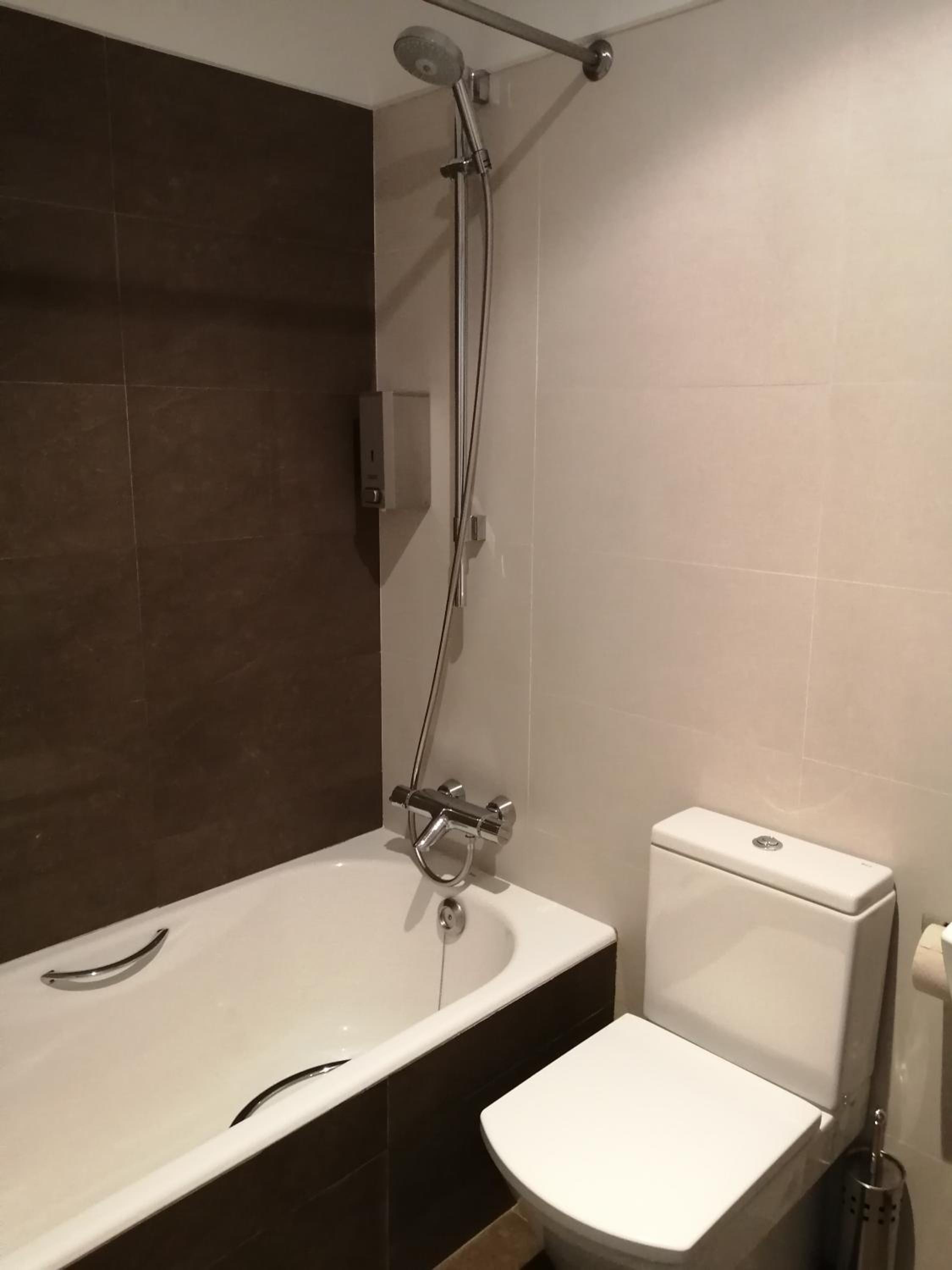 Double or Twin Room with Private Bathroom - Photo 16