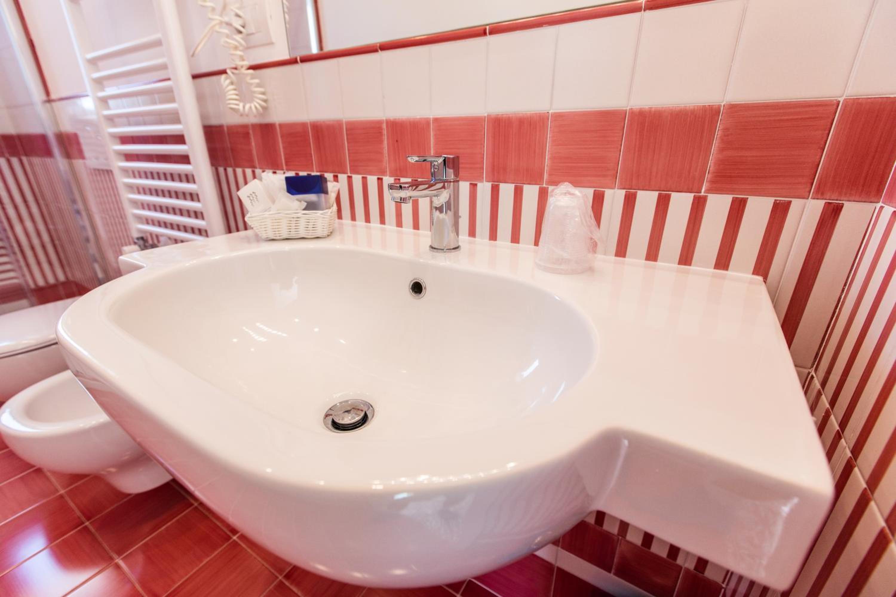 King Room with Spa Bath - Photo 6