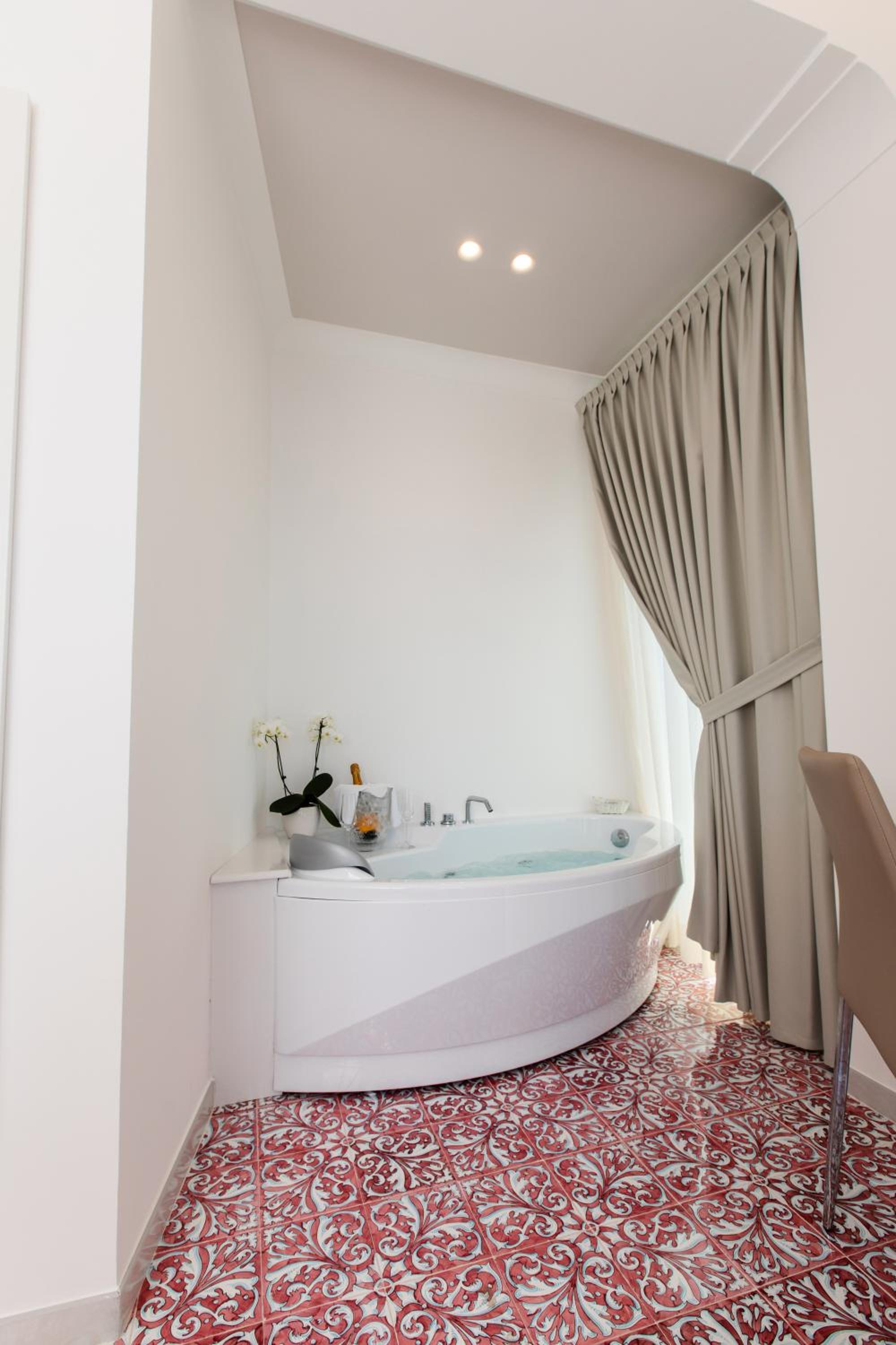 King Room with Spa Bath - Photo 9