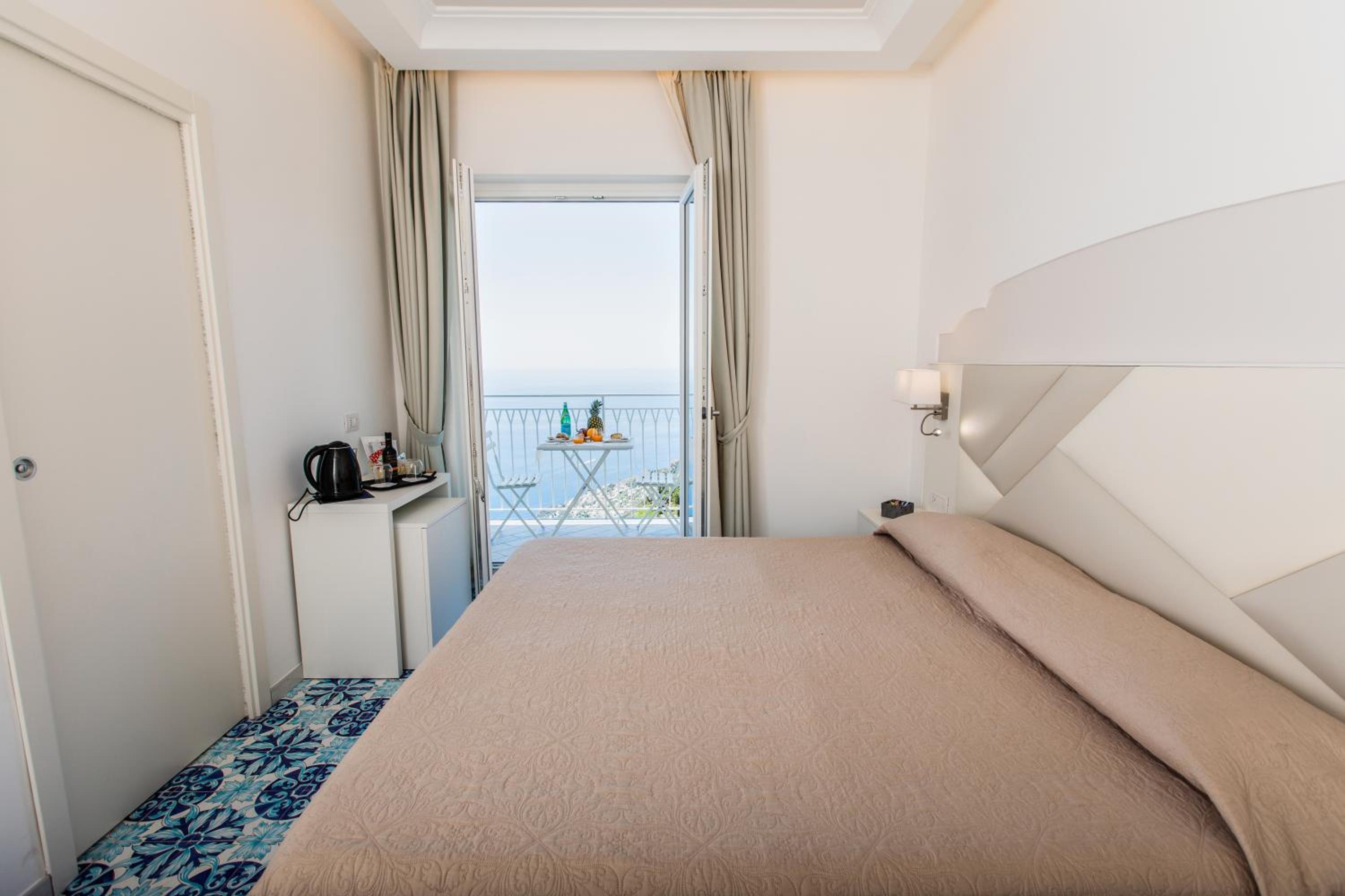 Deluxe Triple Room with Sea View - Photo 13