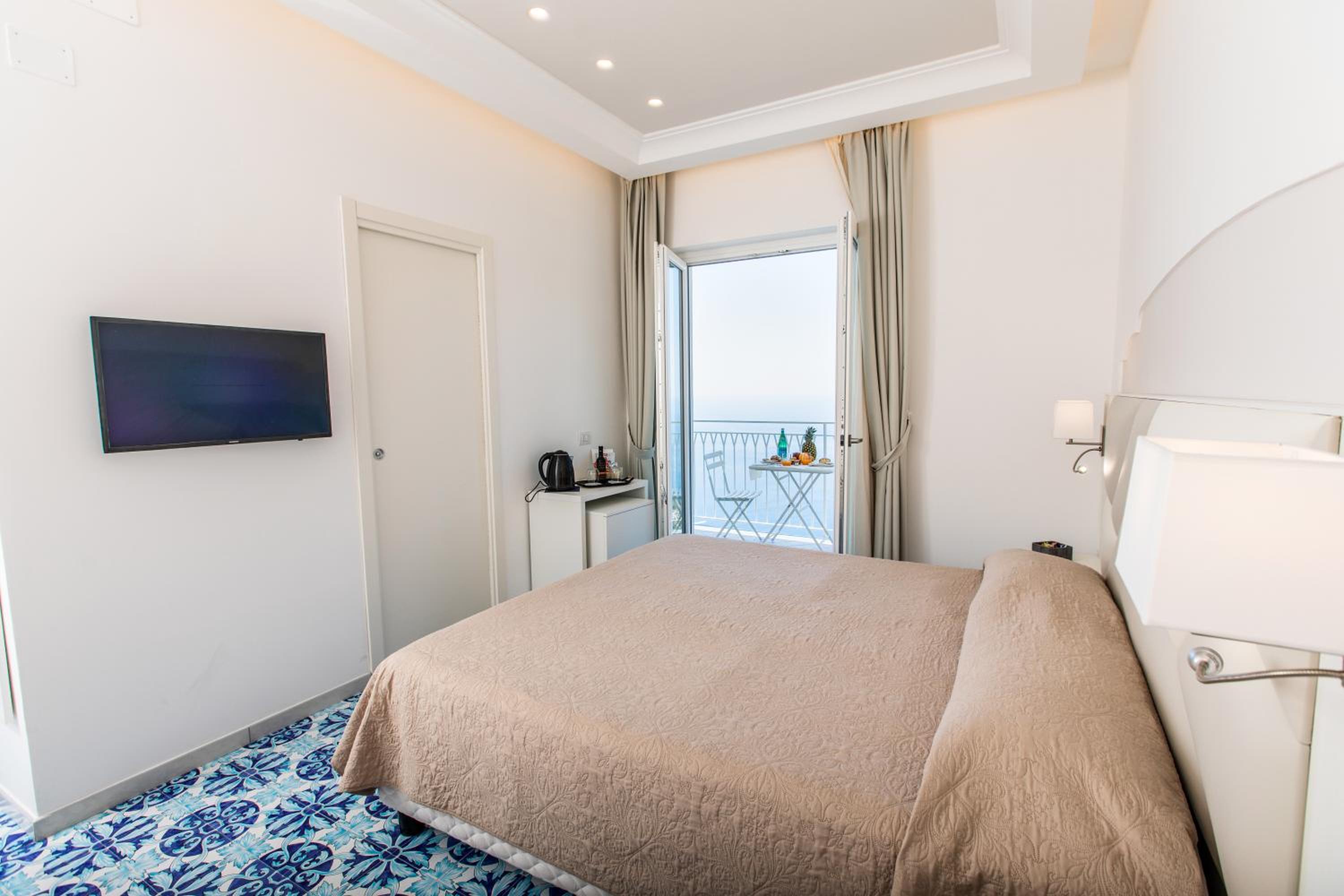 Deluxe Triple Room with Sea View - Photo 2