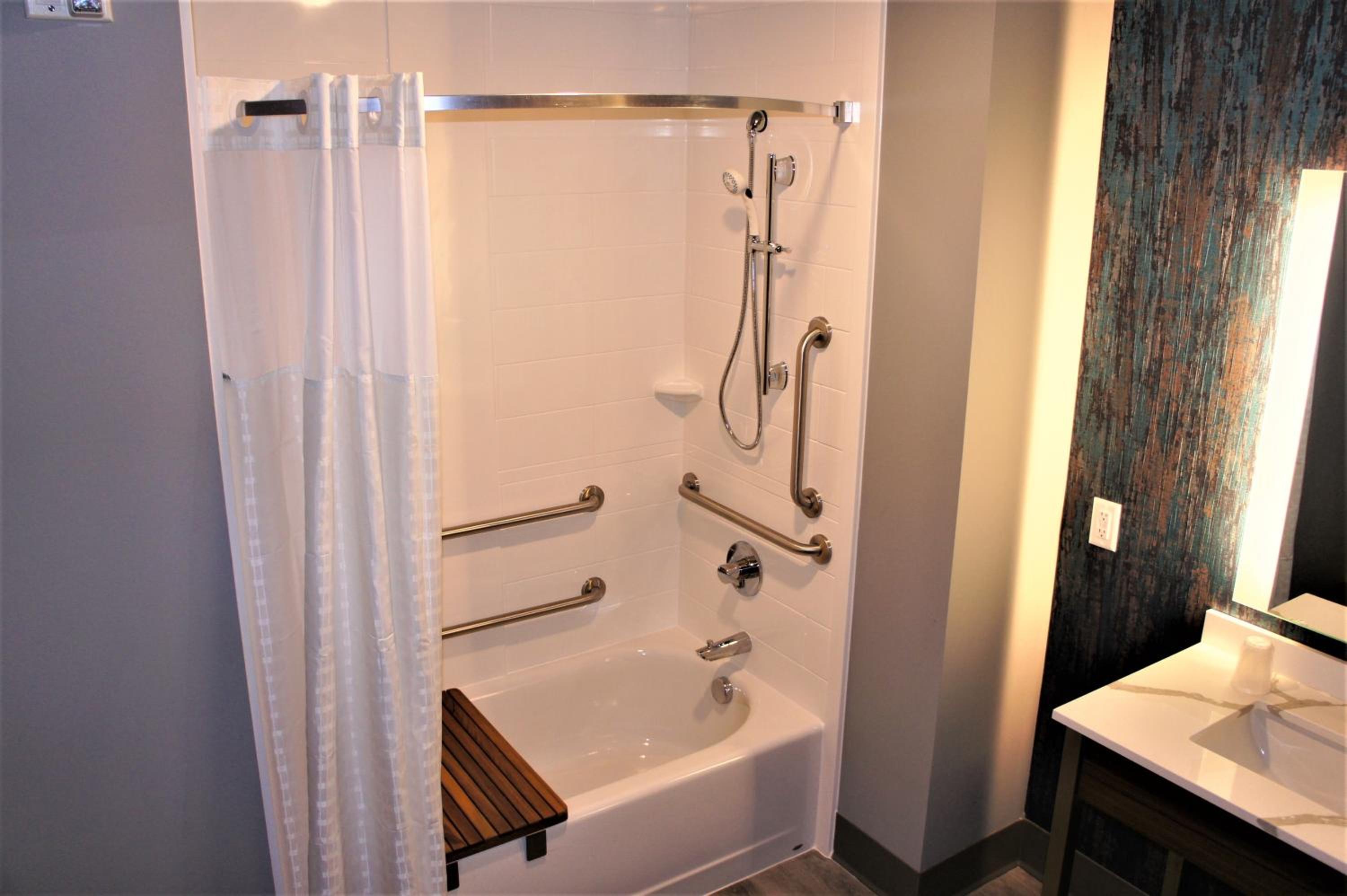 Deluxe King Suite - Non-Smoking - Photo 6