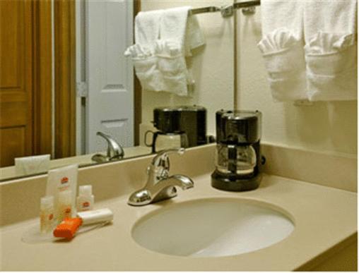 Queen Room - Non-Smoking photo 2