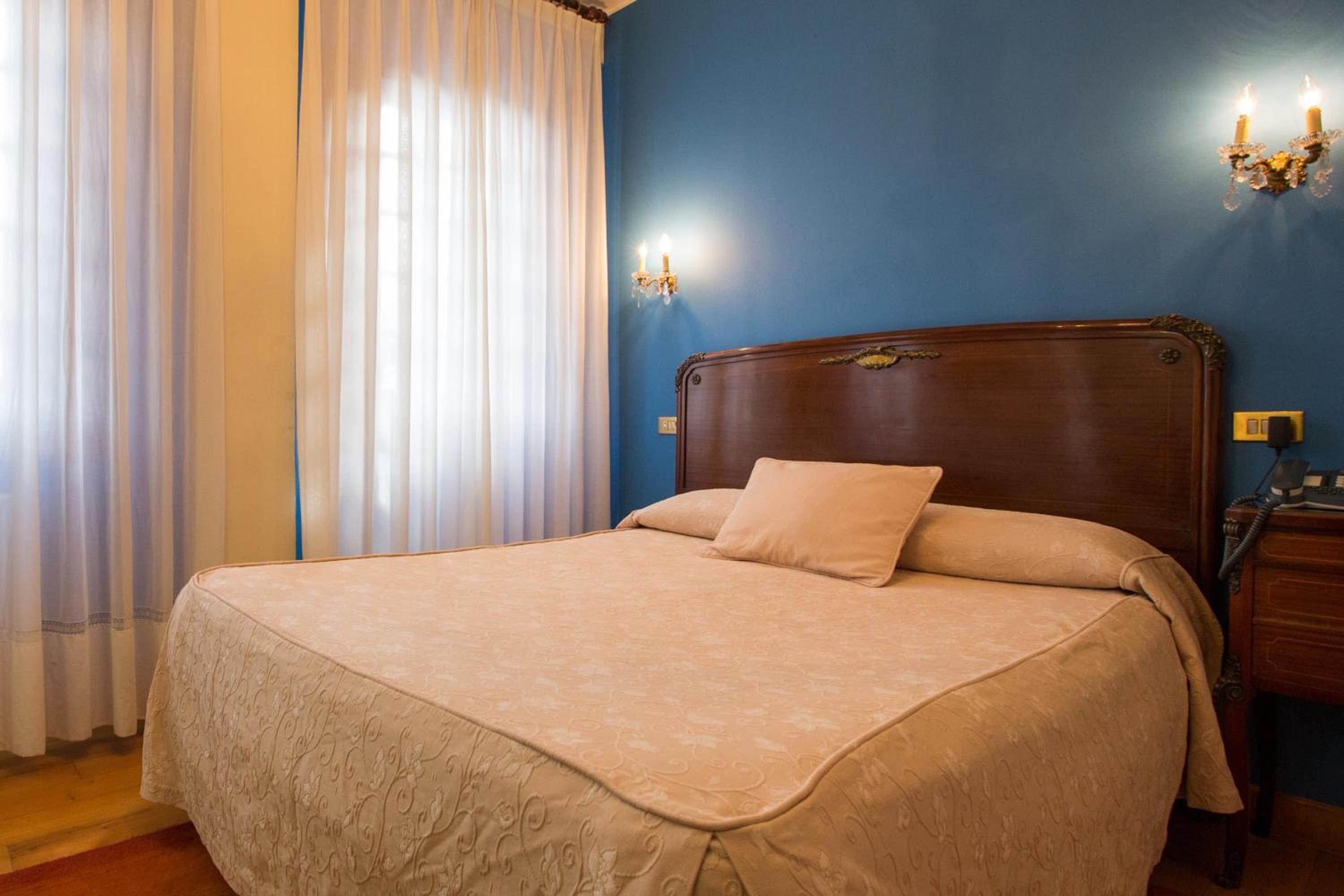 Double or Twin Room - Photo 5