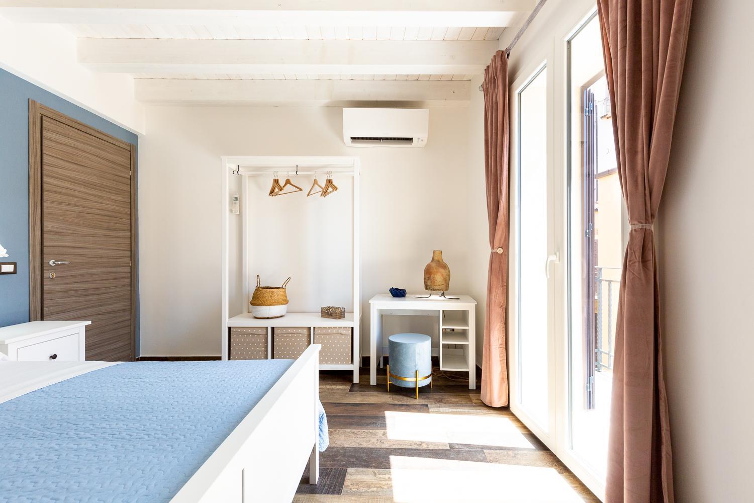Double Room with Balcony - Photo 18