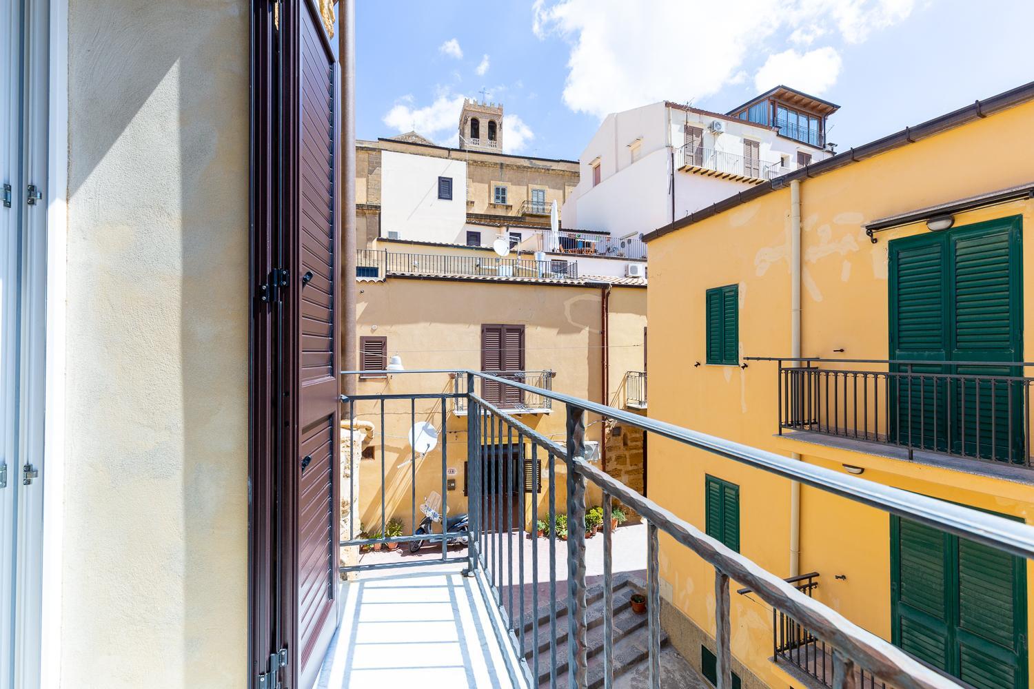 Double Room with Balcony - Photo 5
