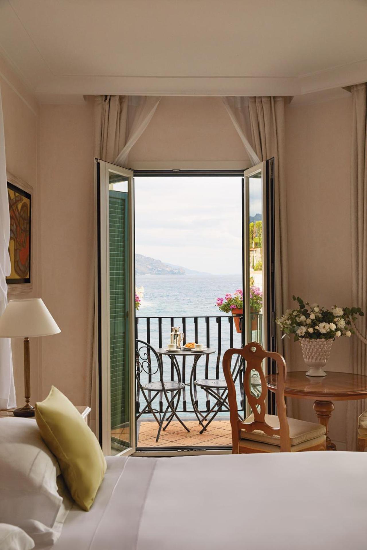 Superior Junior Suite with Sea View and Balcony - Photo 4