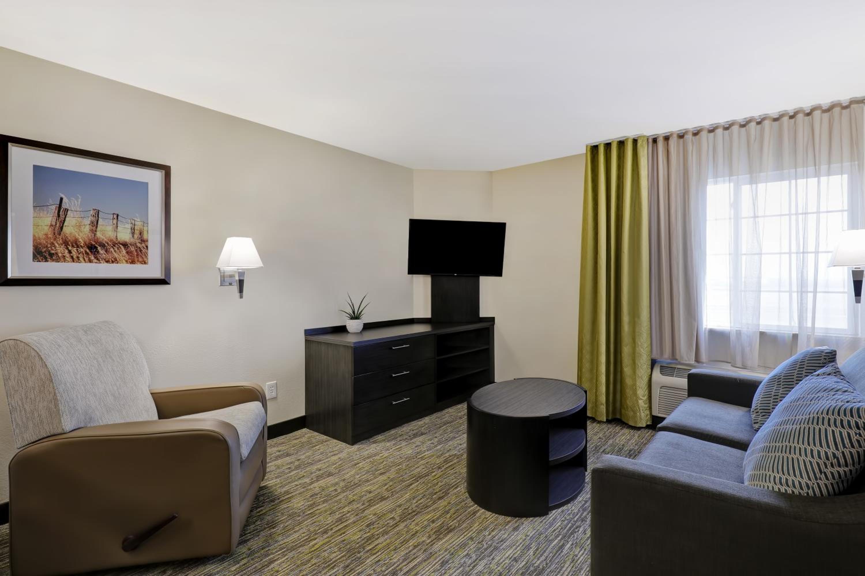 One-Bedroom Queen Suite -Non-Smoking - Photo 5