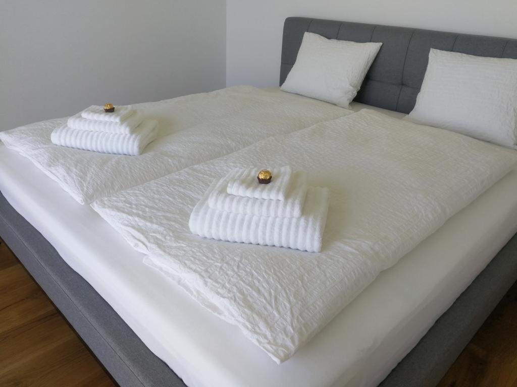 Three Bedroom Apartment with Lake View - Photo 4