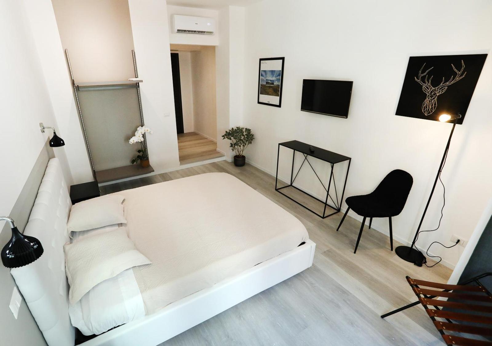 Deluxe King Room - Photo 1