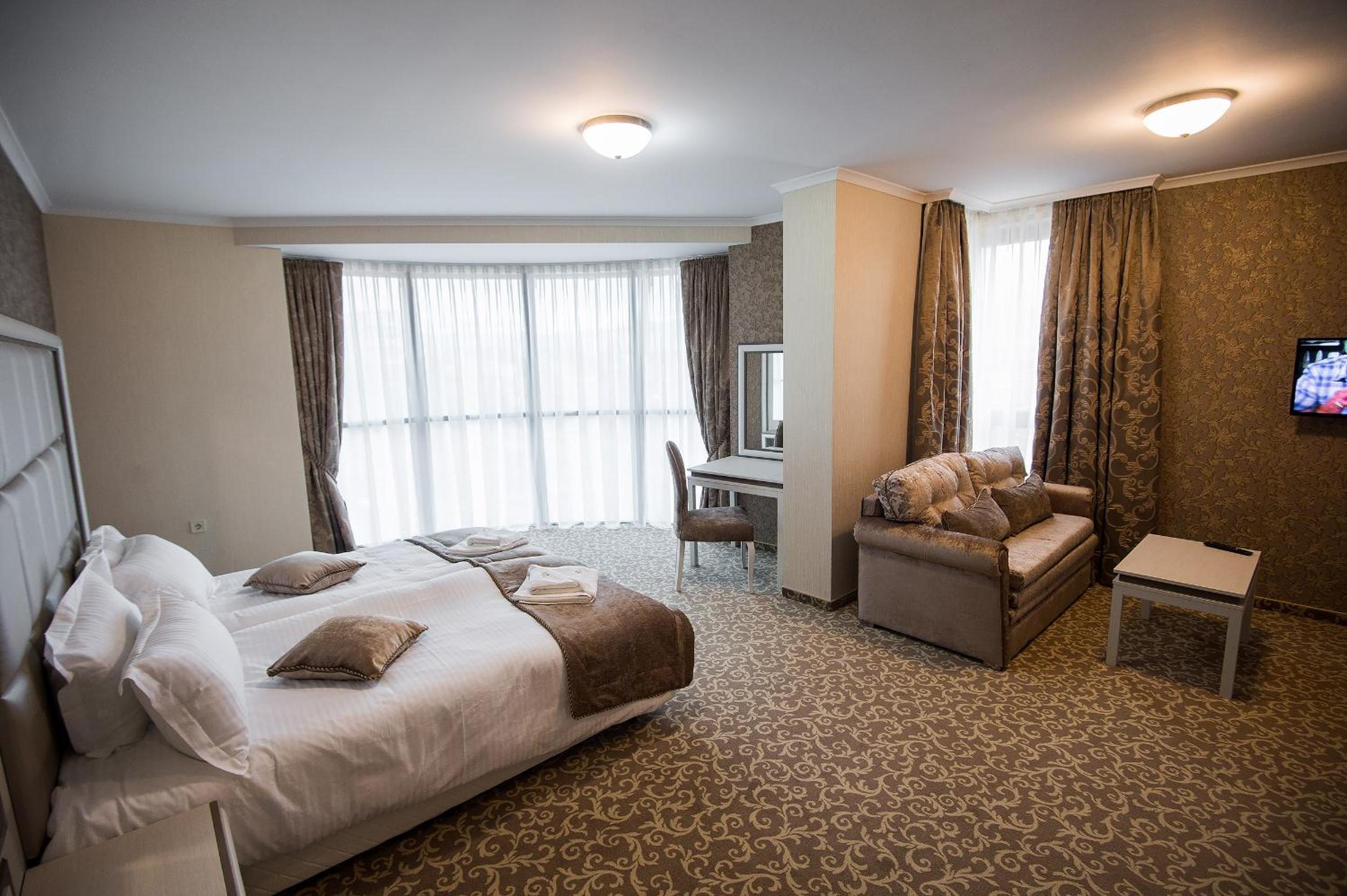 Deluxe Double Room (2 Adults + 1 Child) photo 3