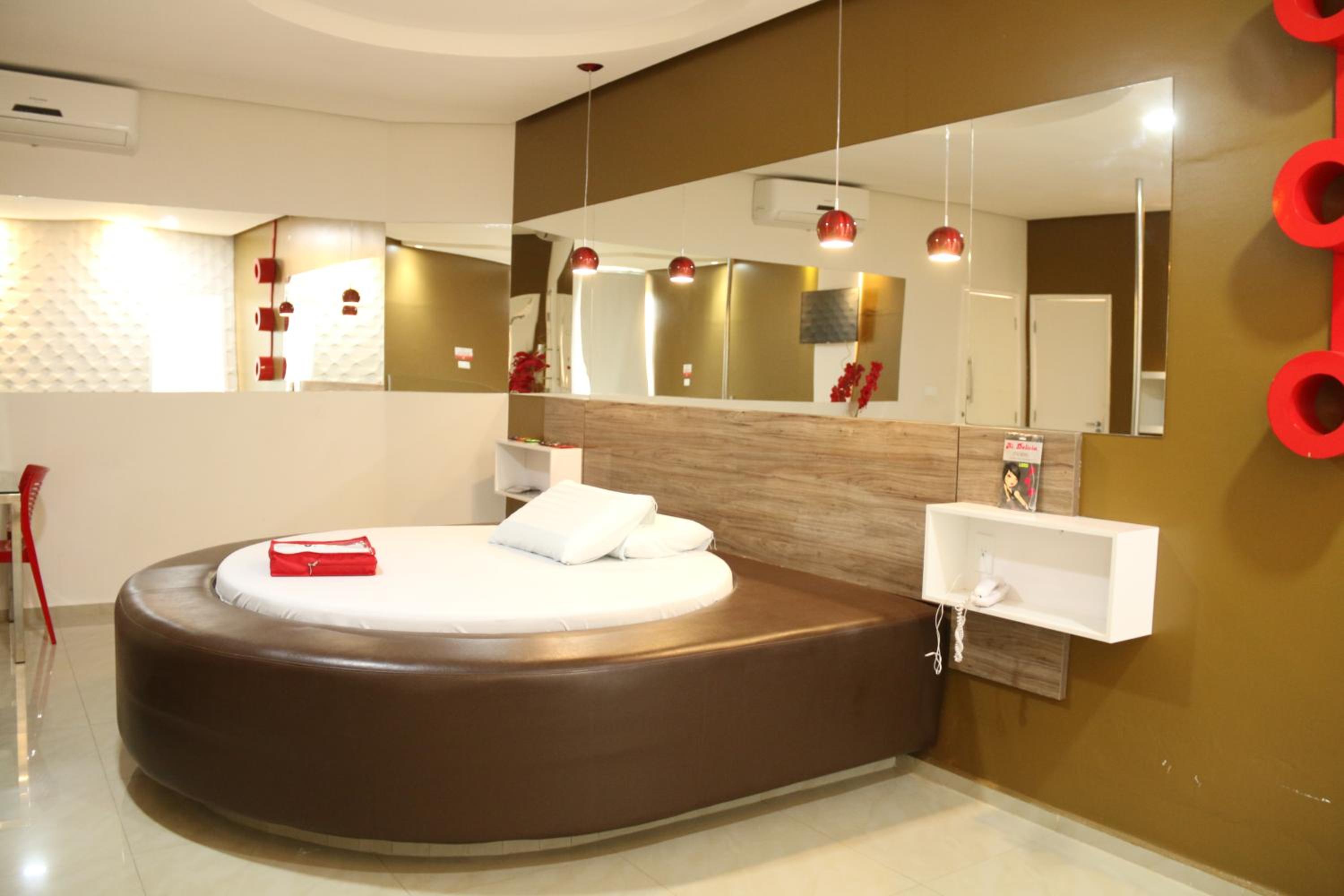 Queen Suite with Spa Bath photo 3