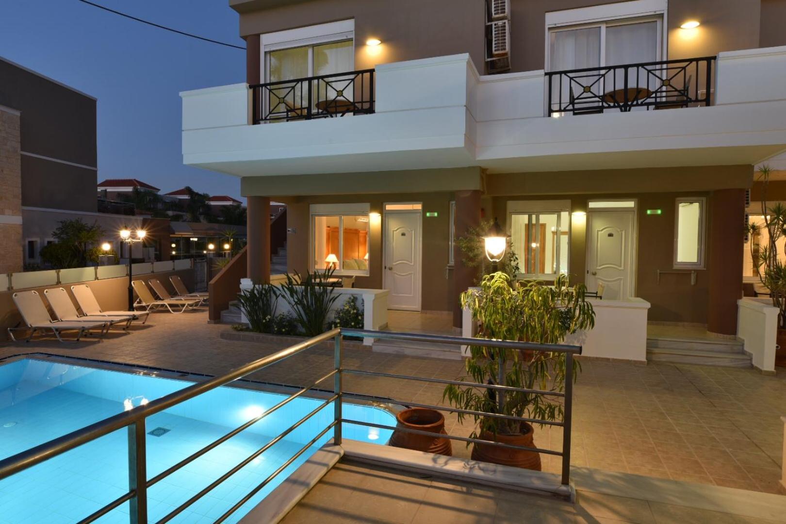 Double Room with Pool View photo 3