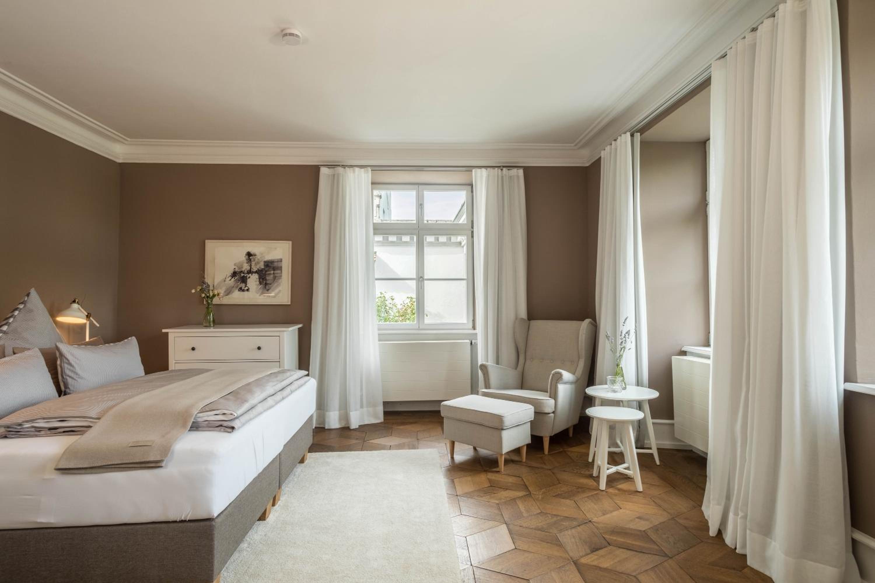 One-Bedroom Apartment with Lake View photo 1