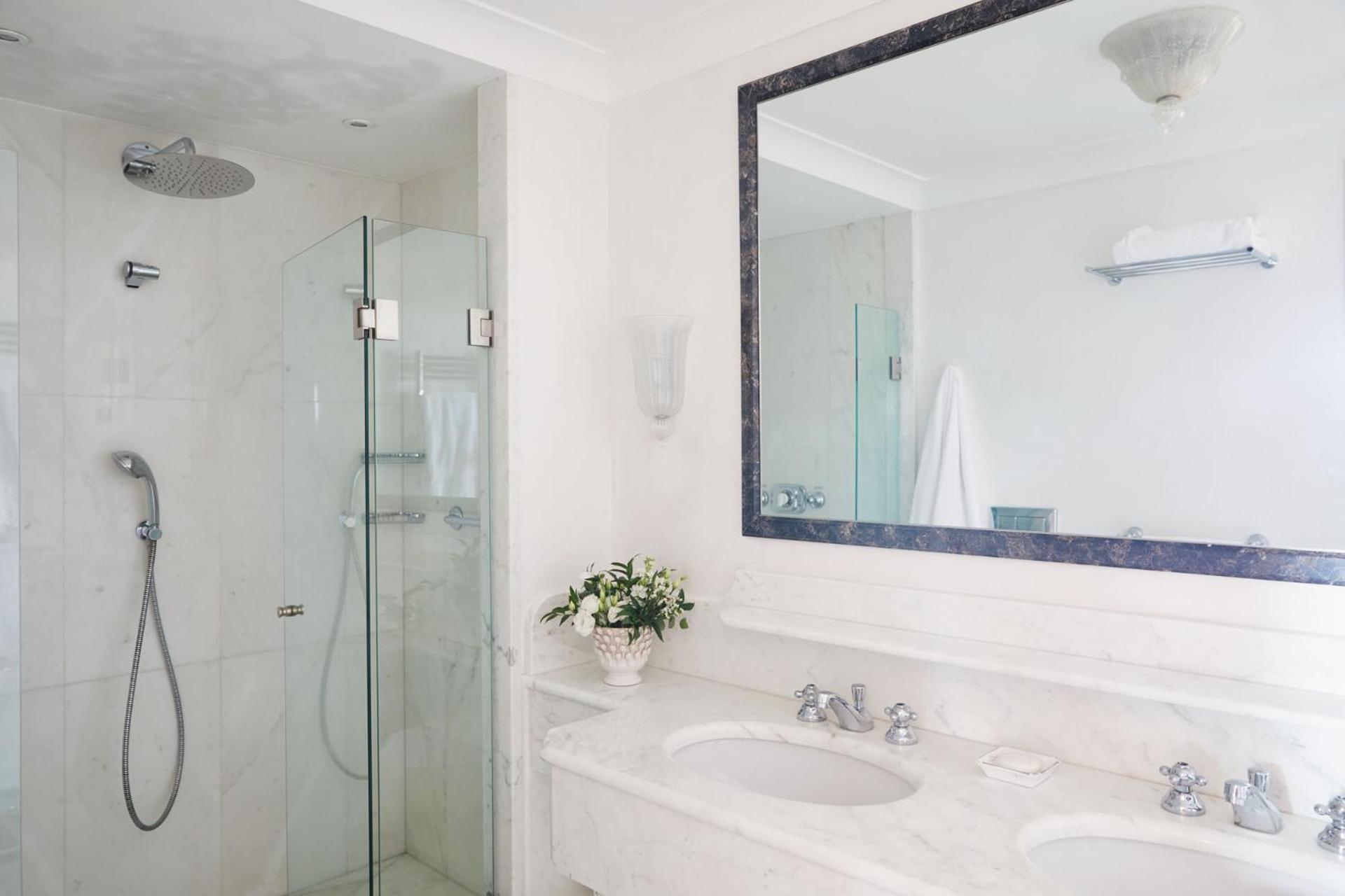 Deluxe Double Room with Balcony or Terrace and Sea View thumbnail 5