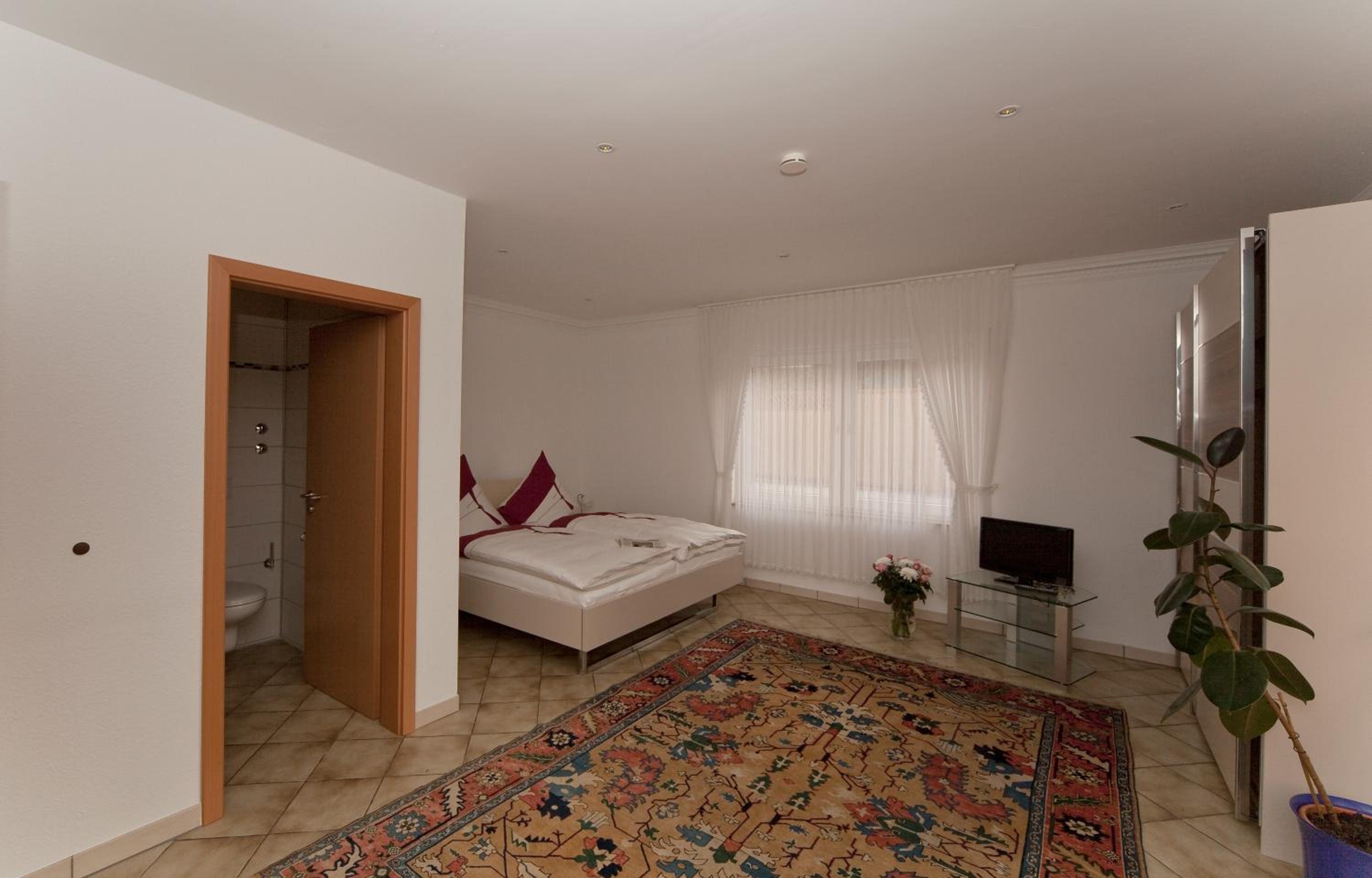 Standard Double Room - Photo 8