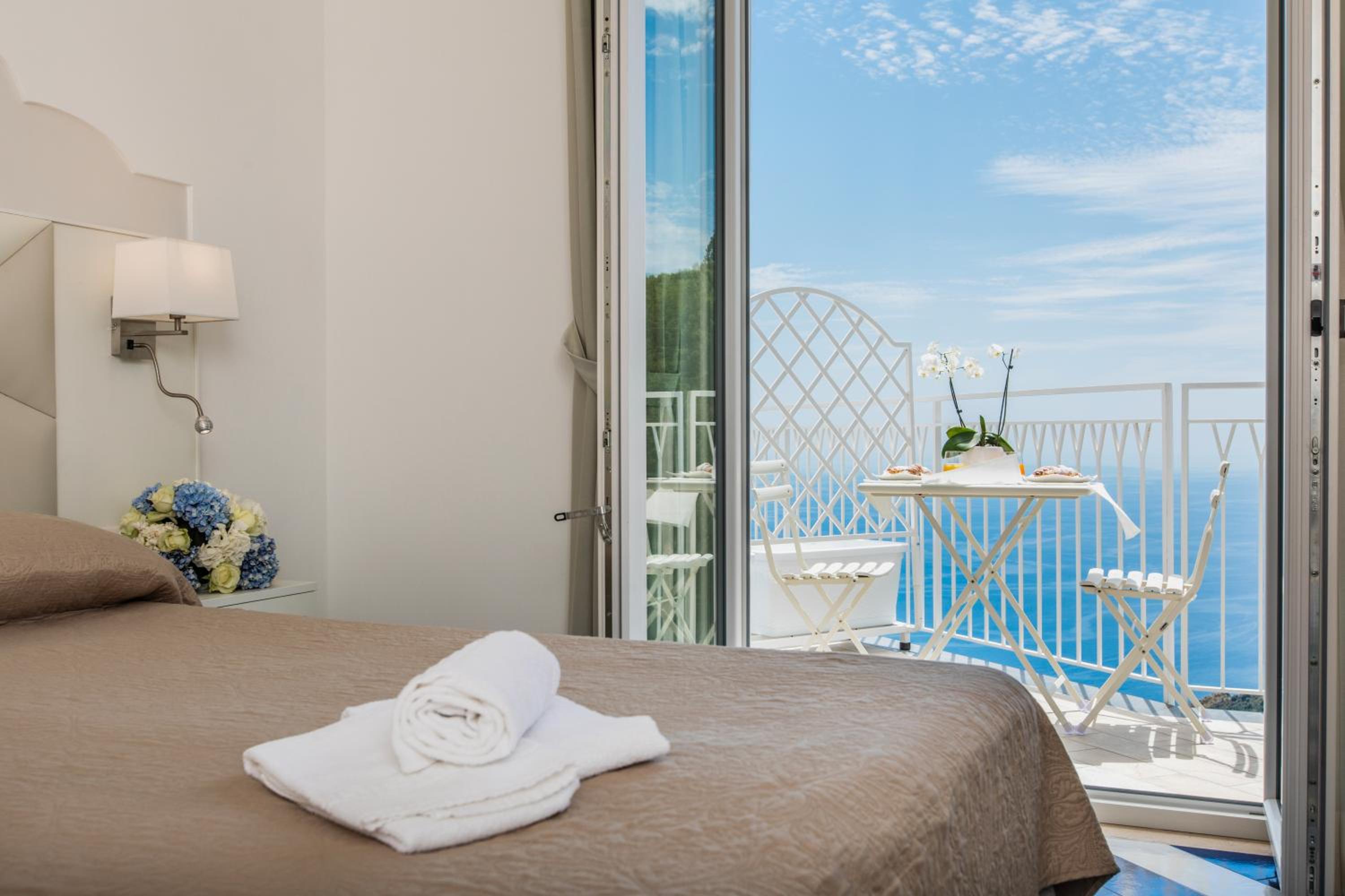 Deluxe Double Room with Balcony and Sea View - Photo 18