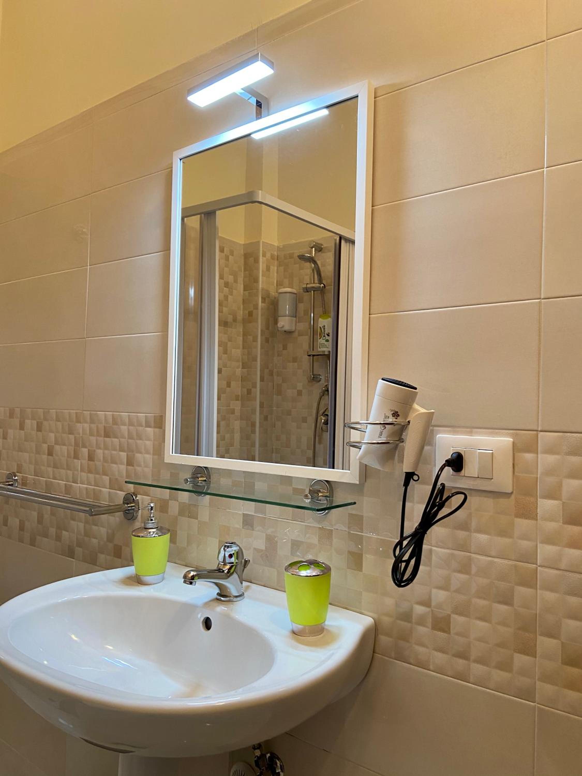 Double Room with Private Bathroom - Photo 2
