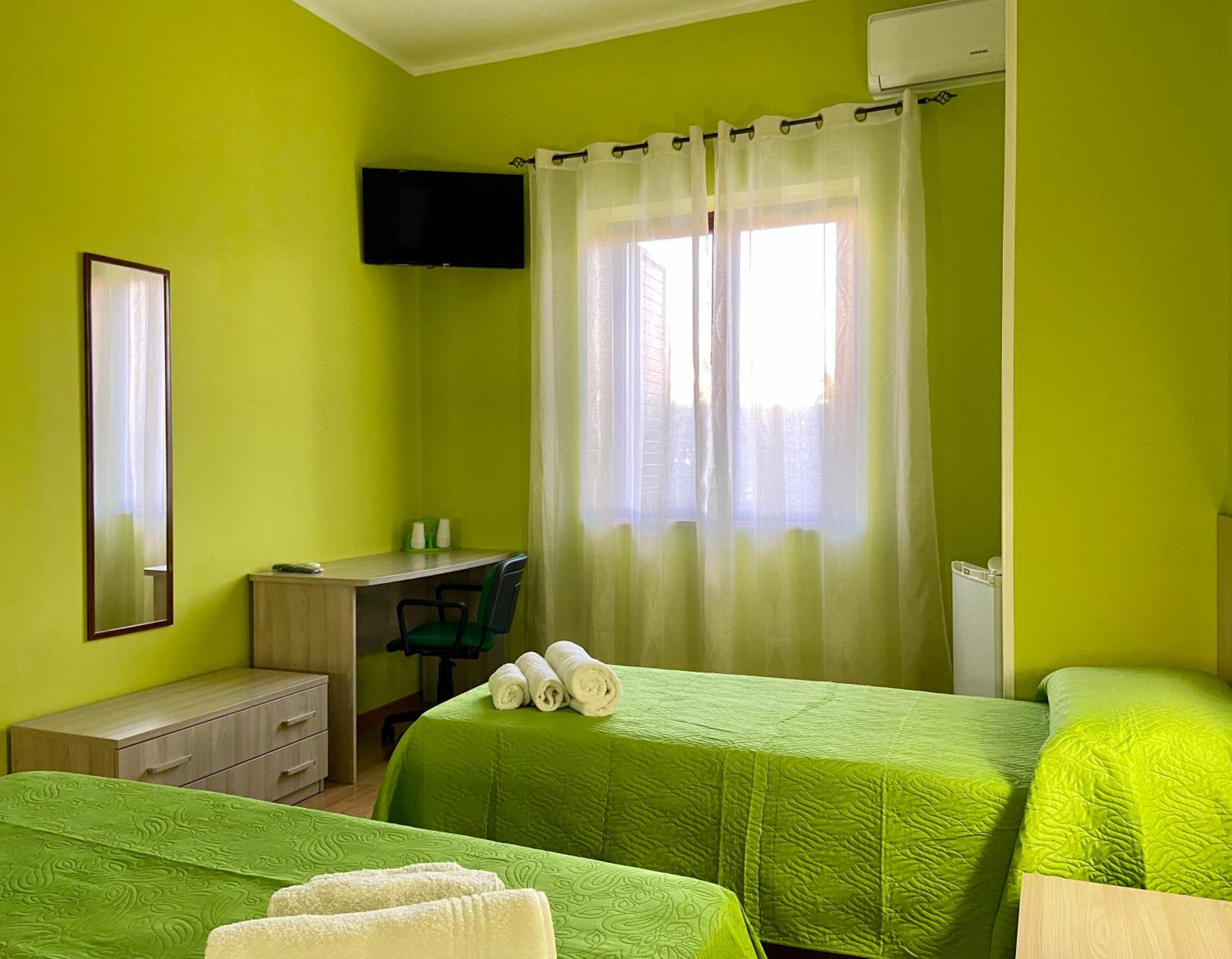 Double Room with Private Bathroom - Photo 8