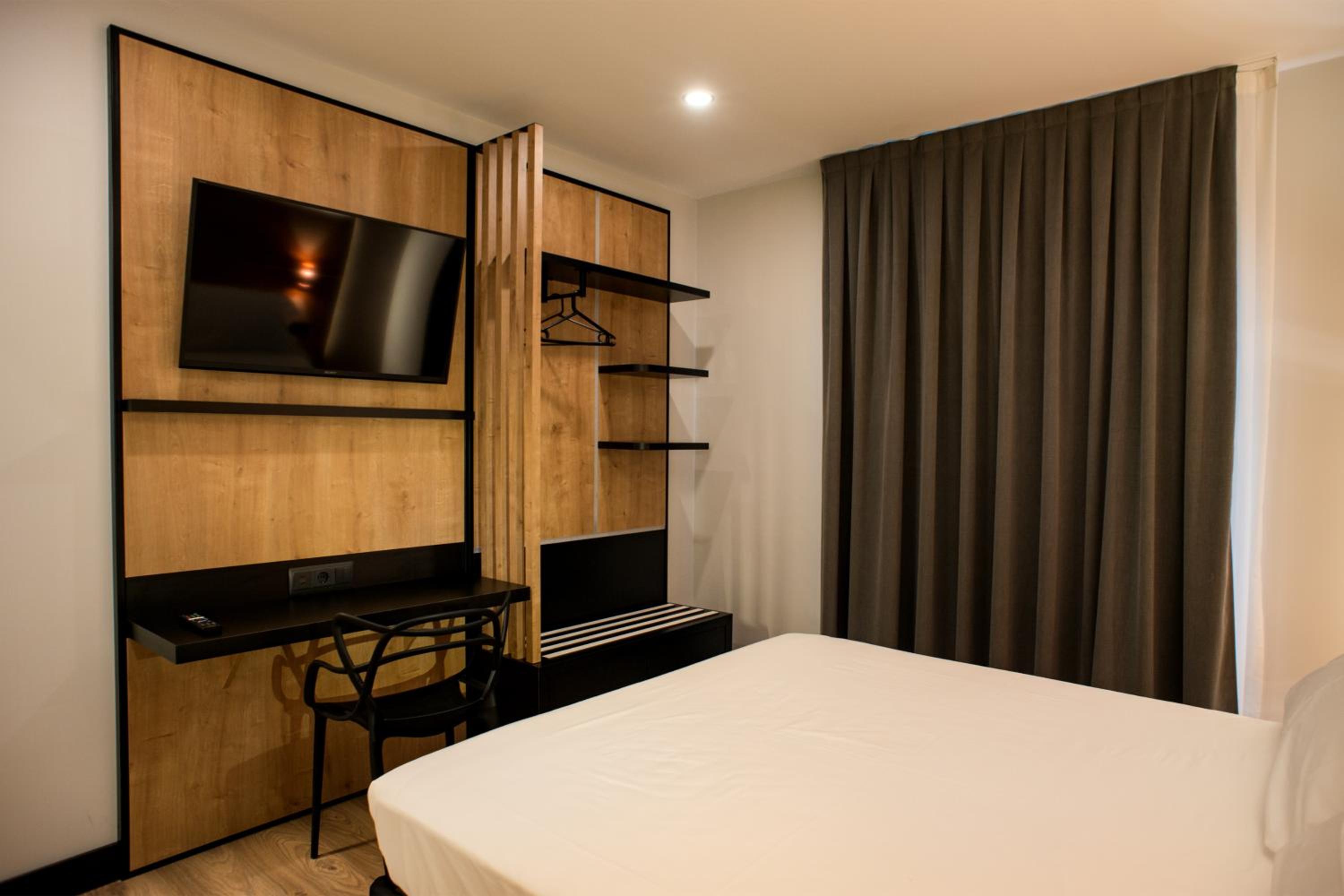 Standard Room with Parking Included - Photo 3