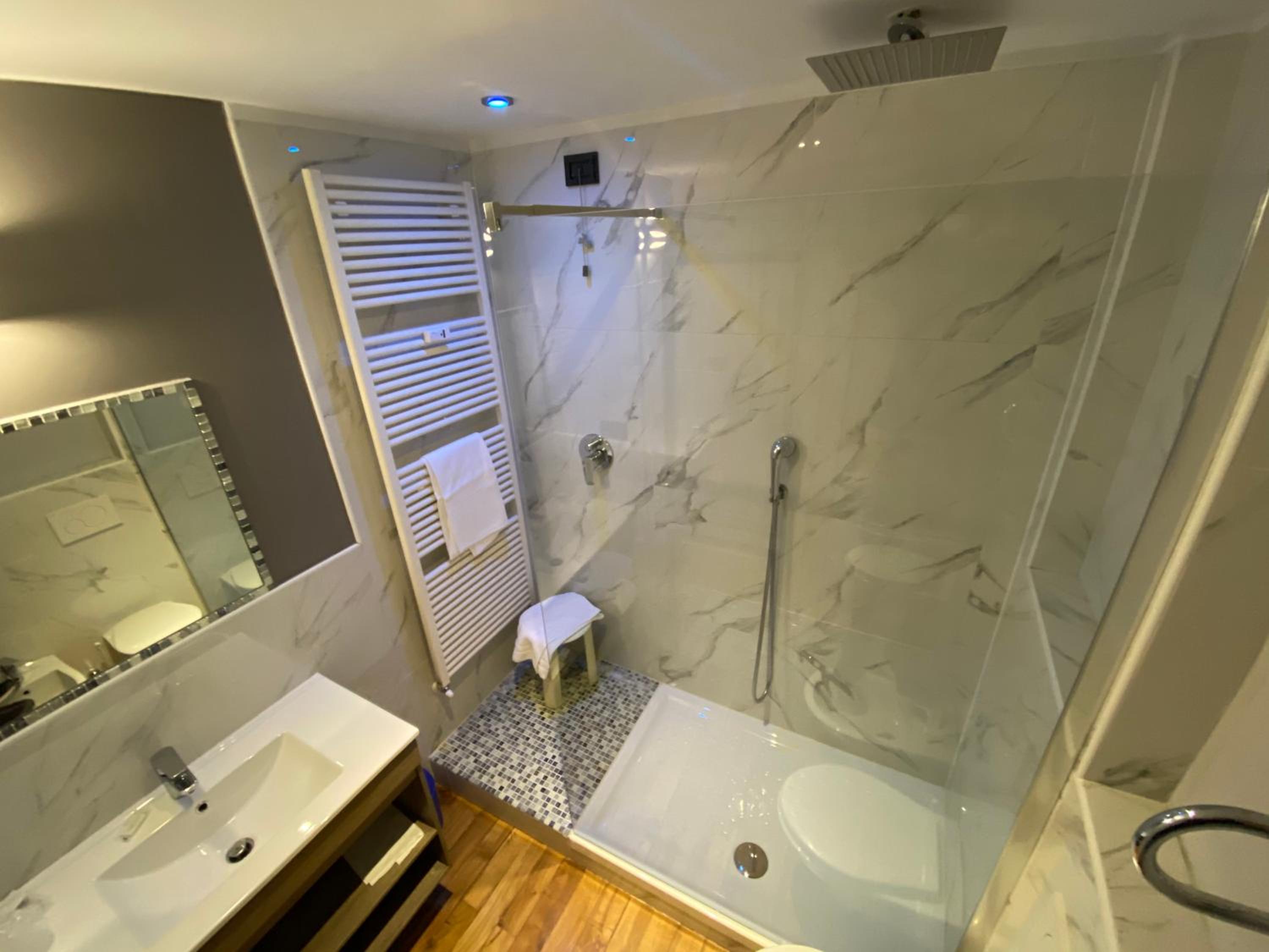 Double Room - Photo 16