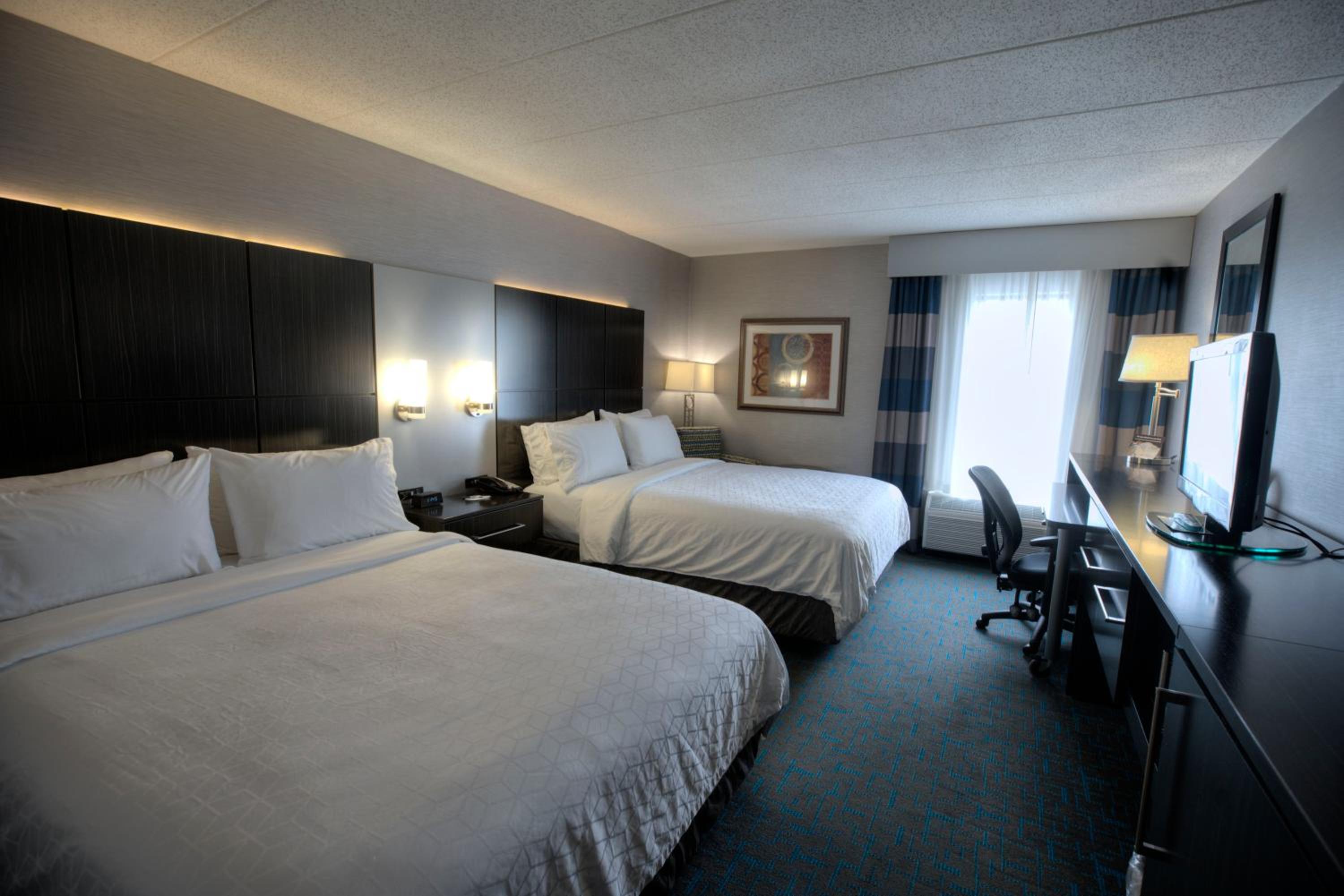 Standard Queen Room with Two Queen Beds - Photo 3
